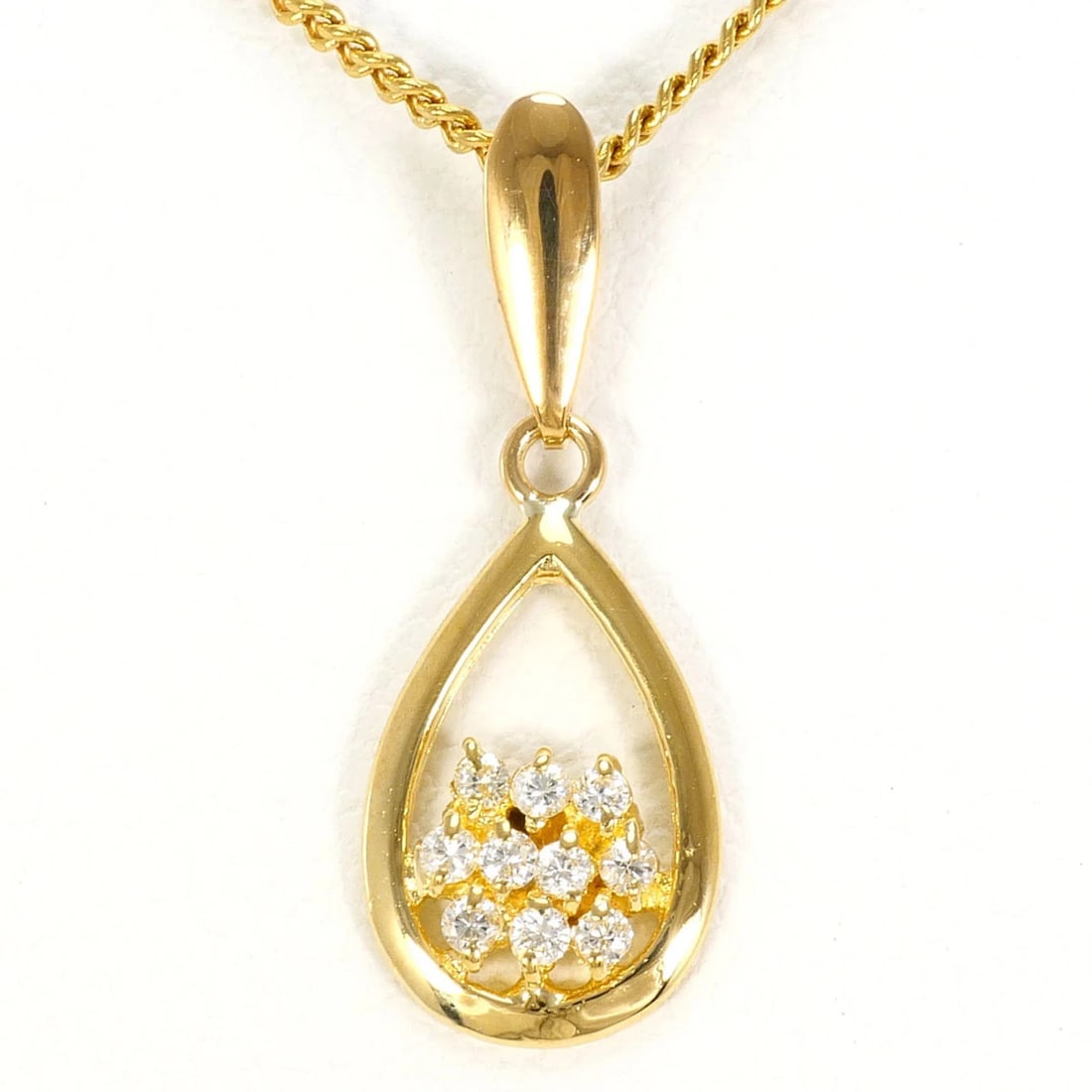 18K (18-KARAT) YELLOW GOLD NECKLACE WITH DIAMOND: 18K (18-karat) Yellow Gold Necklace with Diamond Brand: Unbranded Type/Style: Necklace Material: Yellow gold (18K), Main Stone Natural Color: Yellow gold Size: Length: 38cm Accessories: None