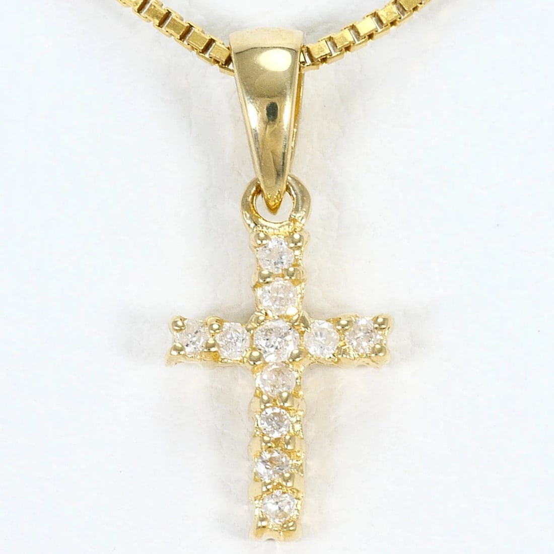 18K (18-KARAT) YELLOW GOLD NECKLACE WITH DIAMOND: 18K (18-karat) Yellow Gold Necklace with Diamond Brand: Unbranded Type/Style: Necklace Material: Yellow gold (18K), Main Stone Natural Color: Yellow gold Size: Length: 45cm Accessories: None