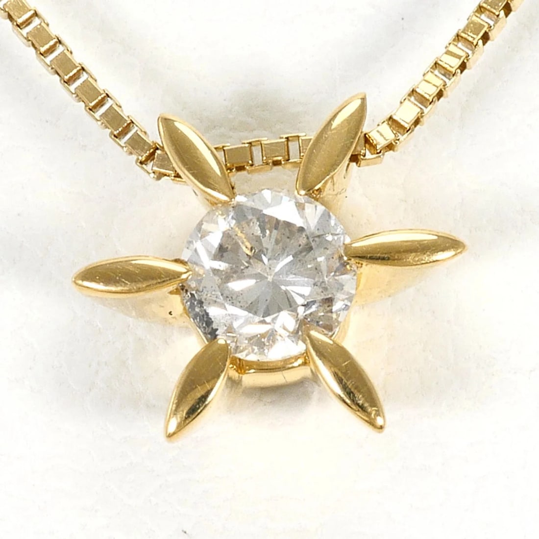 18K (18-KARAT) YELLOW GOLD NECKLACE WITH DIAMOND: 18K (18-karat) Yellow Gold Necklace with Diamond Brand: Unbranded Type/Style: Necklace Material: Yellow gold (18K), Main Stone Natural Color: Yellow gold Size: Length: 45cm Accessories: None <