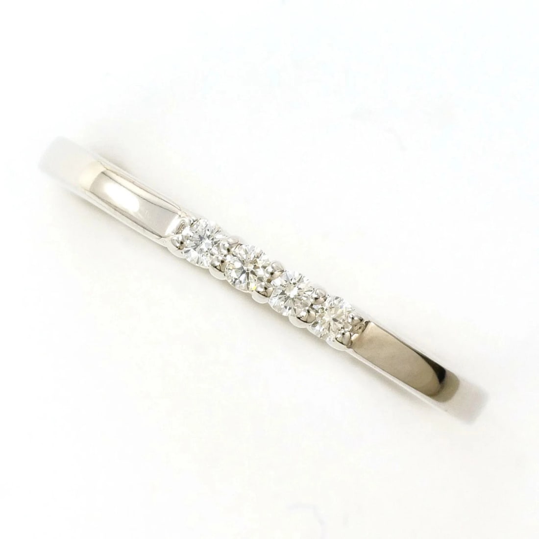 18K (18-KARAT WHITE GOLD) RING WITH A DIAMOND: 18K (18-karat white gold) ring with a diamond Brand: Unbranded Type/Style: Band ring Material: White gold (18K), Main Stone Natural Color: White gold Size: US 6 Accessories: None Accessori