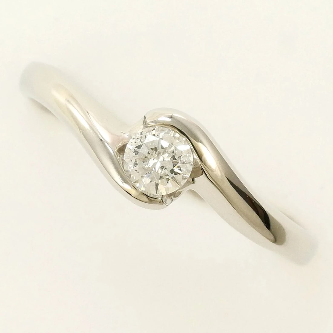 PT900 PLATINUM RING, DIAMOND: PT900 Platinum Ring, Diamond Brand: Unbranded Type/Style: Band ring Material: Platinum 900, Main Stone Natural Color: Platinum Size: US 6.5 Accessories: None Accessories Notice: When purchasing
