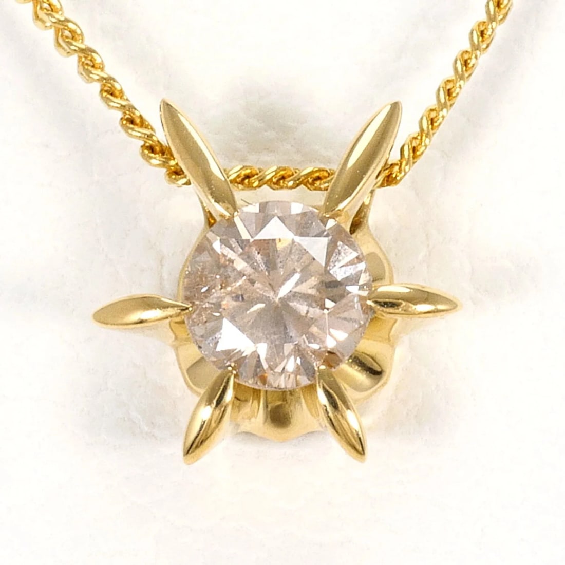 18K (18-KARAT) YELLOW GOLD NECKLACE WITH DIAMOND: 18K (18-karat) Yellow Gold Necklace with Diamond Brand: Unbranded Type/Style: Necklace Material: Yellow gold (18K), Main Stone Natural Color: Yellow gold Size: Length: 40cm Accessories: None <