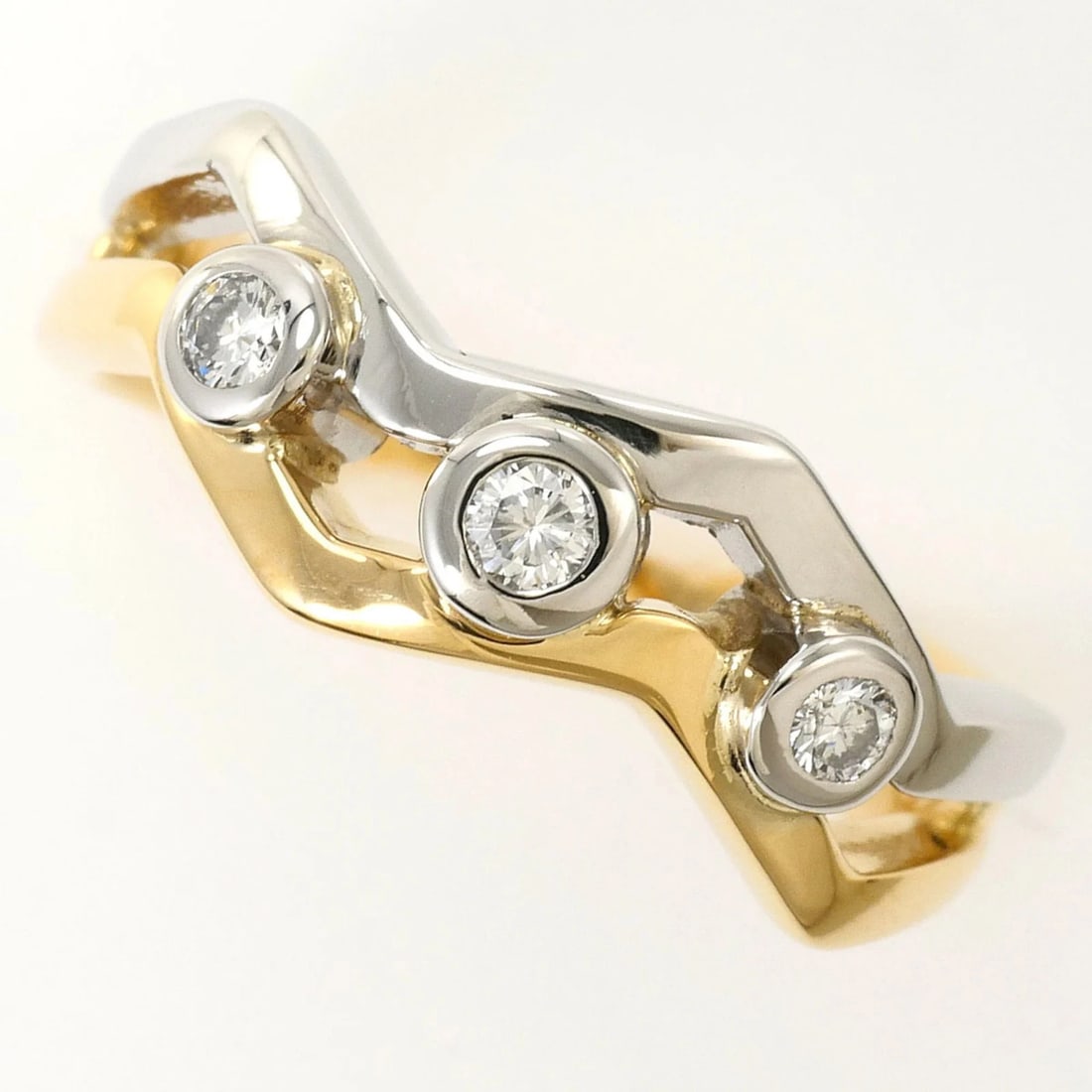 PT900 PLATINUM 18K YELLOW GOLD RING WITH DIAMOND: PT900 Platinum 18K Yellow Gold Ring with Diamond Brand: Unbranded Type/Style: Band ring Material: Platinum 900, Yellow gold (18K), Main Stone Natural Color: Platinum, Yellow gold Size: US 5 Access