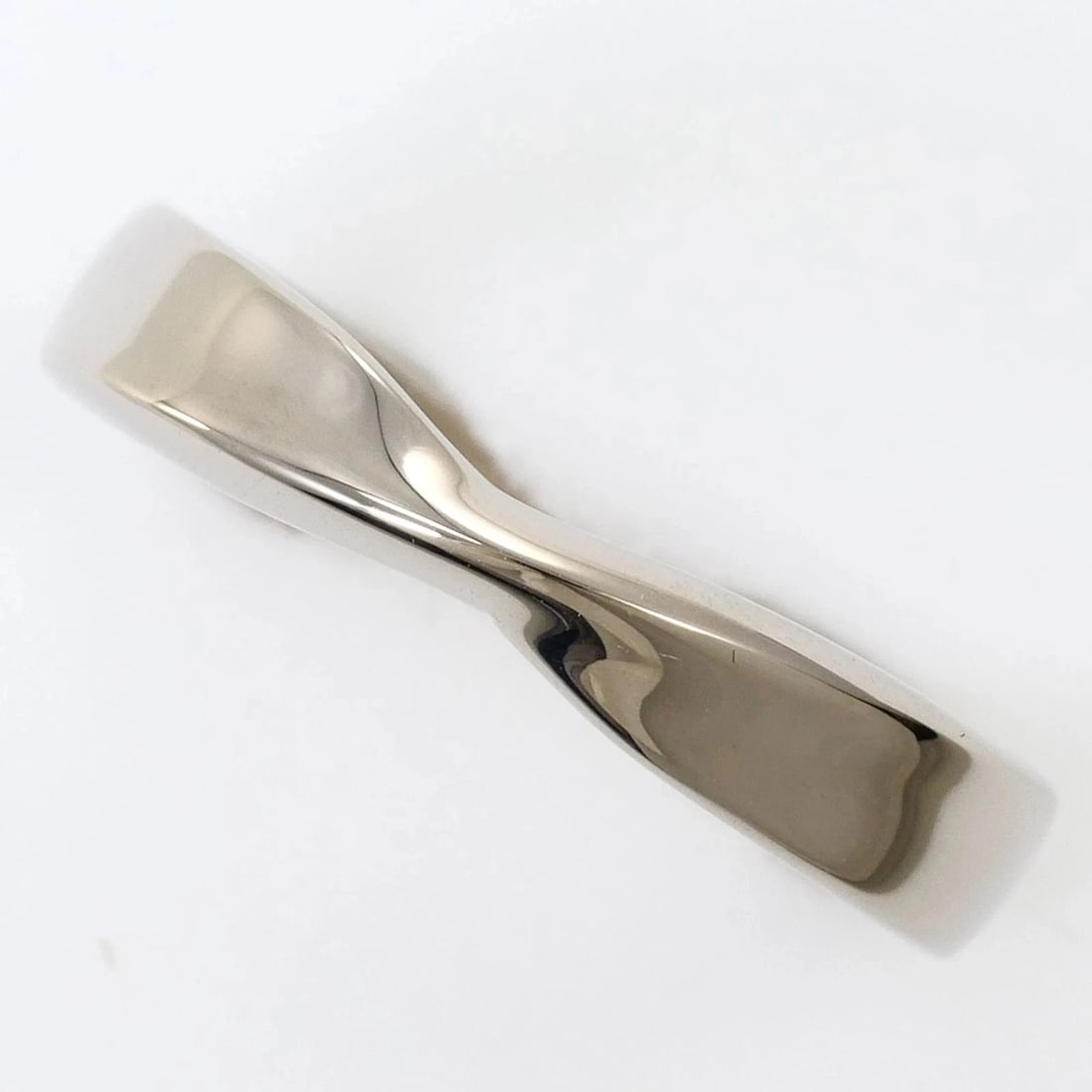 18K (18-KARAT WHITE GOLD) RING WITH SAPPHIRE: 18K (18-karat white gold) ring with sapphire Brand: Unbranded Type/Style: Band ring Material: White gold (18K), Main Stone Natural Color: White gold Size: US 5.5 Accessories: None Accessor