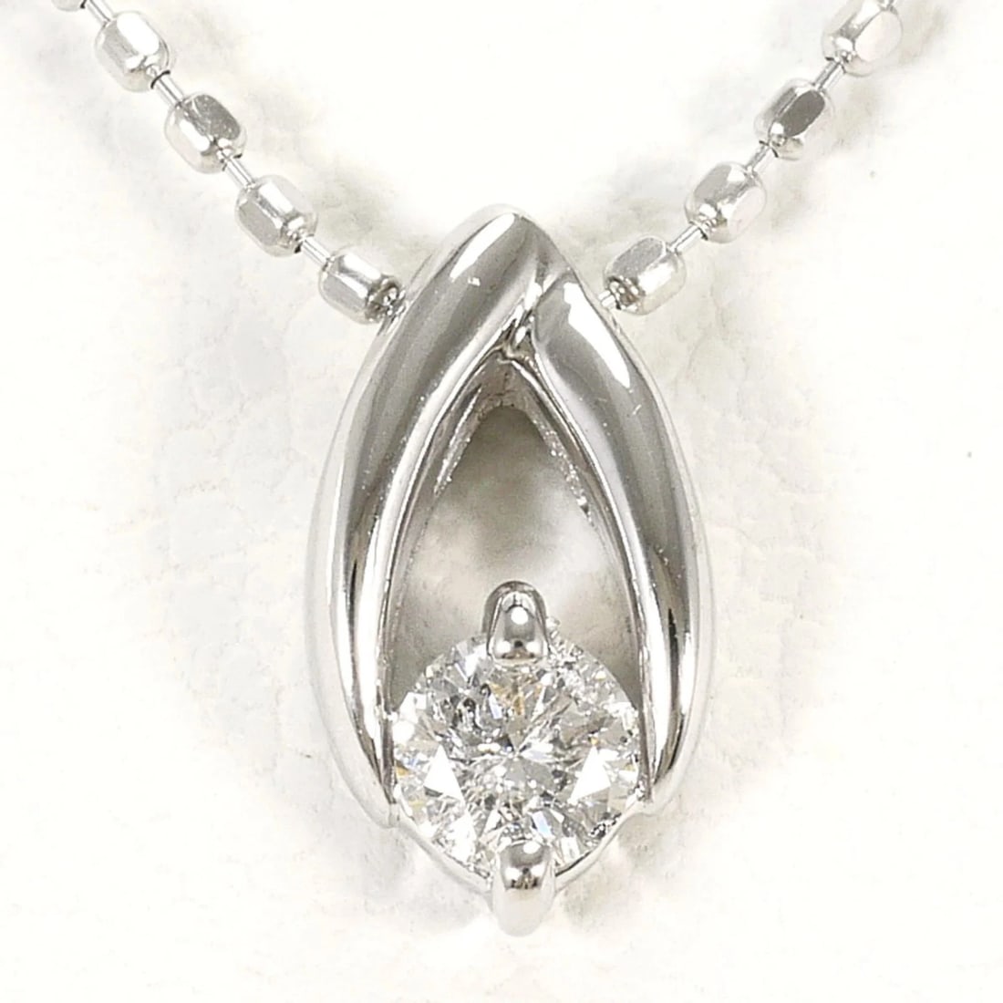 18K (18-KARAT WHITE GOLD) NECKLACE WITH DIAMOND: 18K (18-karat white gold) necklace with diamond Brand: Unbranded Type/Style: Necklace Material: White gold (18K), Main Stone Natural Color: White gold Size: Length: 40cm Accessories: None