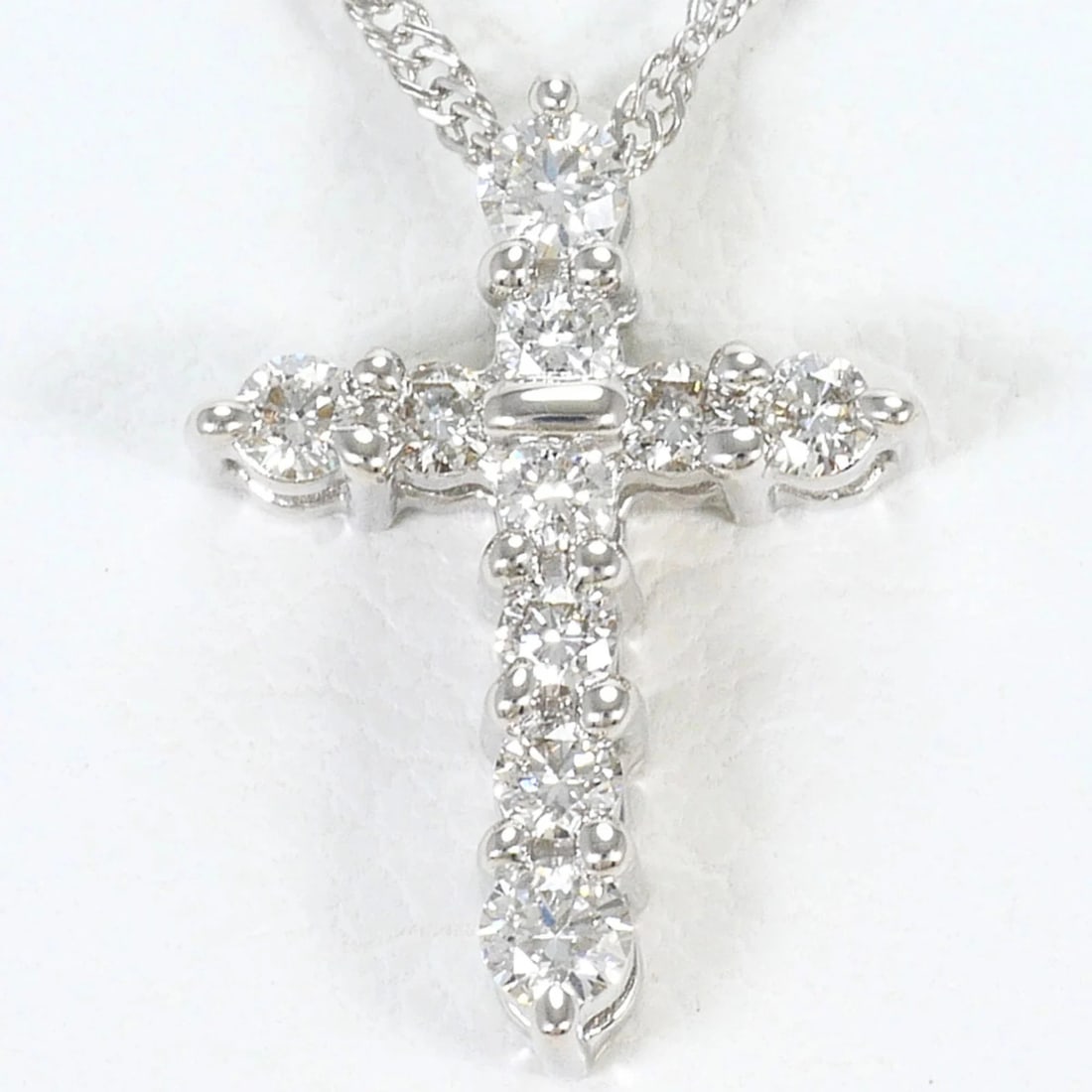 18K (18-KARAT WHITE GOLD) NECKLACE WITH DIAMOND: 18K (18-karat white gold) necklace with diamond Brand: Unbranded Type/Style: Necklace Material: White gold (18K), Main Stone Natural Color: White gold Size: Length: 40cm Accessories: None