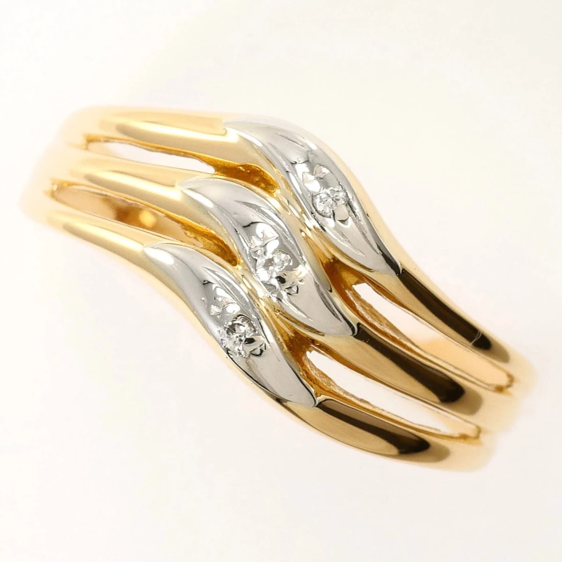 PT900 PLATINUM 18K YELLOW GOLD RING WITH DIAMOND: PT900 Platinum 18K Yellow Gold Ring with Diamond Brand: Unbranded Type/Style: Band ring Material: Platinum 900, Yellow gold (18K), Main Stone Natural Color: Platinum, Yellow gold Size: US 6 Access