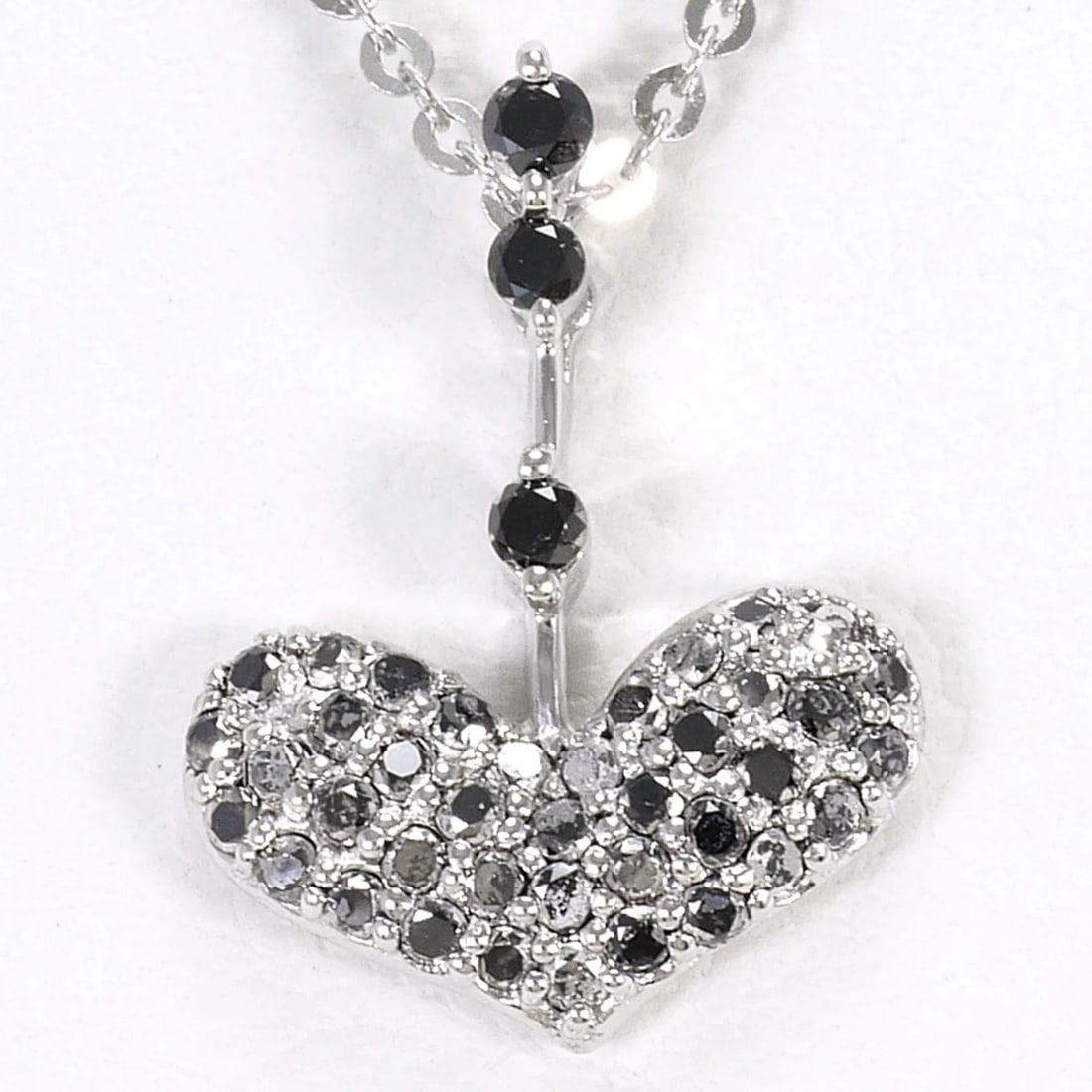 18K (18-KARAT WHITE GOLD) NECKLACE WITH BLACK DIAMOND: 18K (18-karat white gold) necklace with black diamond Brand: Unbranded Type/Style: Necklace Material: White gold (18K), Main Stone Natural Color: Black, White gold Size: Length: 41cm Accessories: