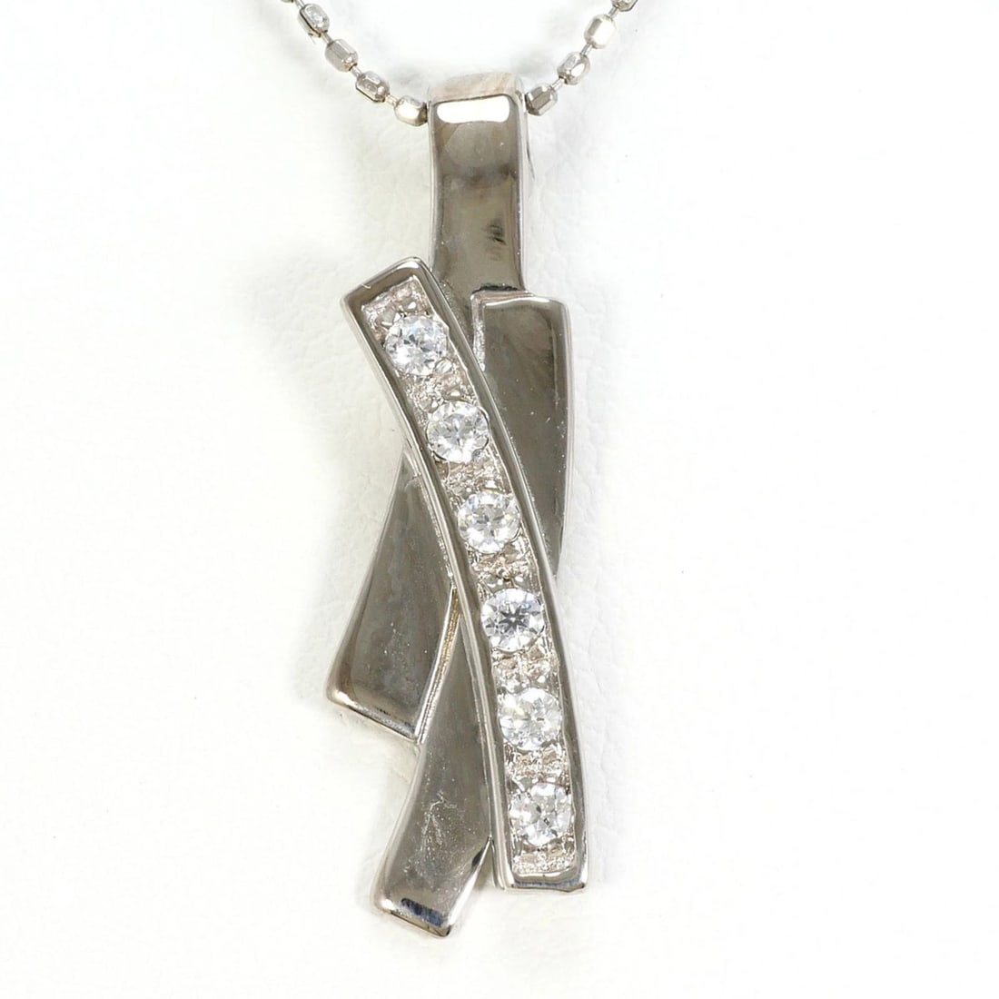 18K (18-KARAT WHITE GOLD) NECKLACE WITH CUBIC ZIRCONIA: 18K (18-karat white gold) necklace with cubic zirconia Brand: Unbranded Type/Style: Necklace Material: White gold (18K), Main Stone Natural Color: White gold Size: Length: 40cm Accessories: None <