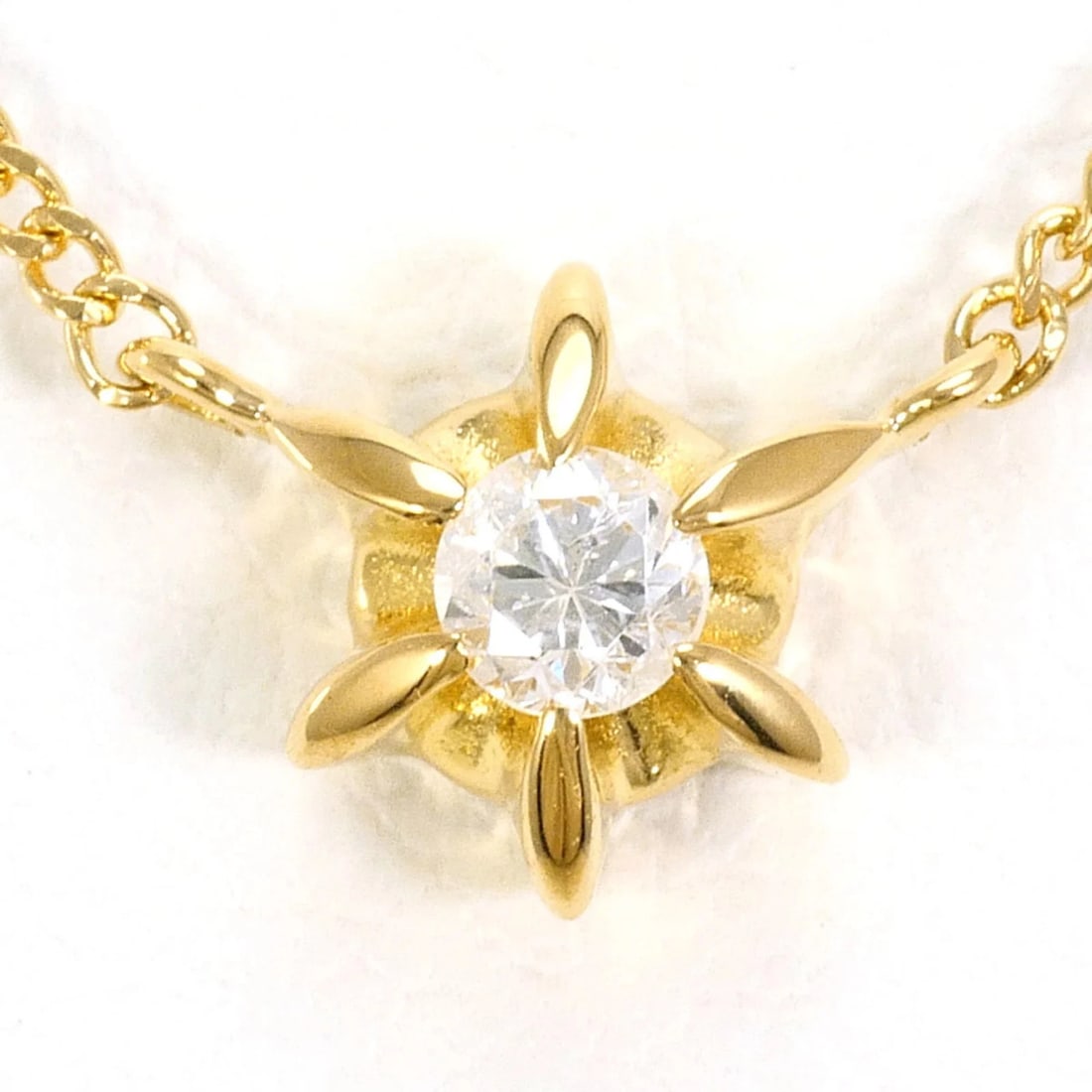 18K (18-KARAT) YELLOW GOLD NECKLACE WITH DIAMOND: 18K (18-karat) Yellow Gold Necklace with Diamond Brand: Unbranded Type/Style: Necklace Material: Yellow gold (18K), Main Stone Natural Color: Yellow gold Size: Length: 41cm, Accessories: None