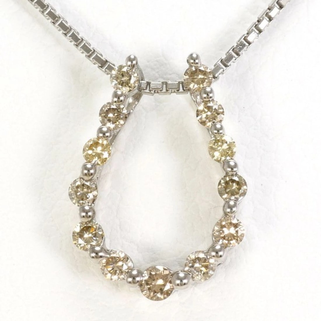 18K (18-KARAT WHITE GOLD) NECKLACE WITH BROWN DIAMOND: 18K (18-karat white gold) necklace with brown diamond Brand: Unbranded Type/Style: Necklace Material: White gold (18K), Main Stone Natural Color: White gold Size: Length: 40cm Accessories: None