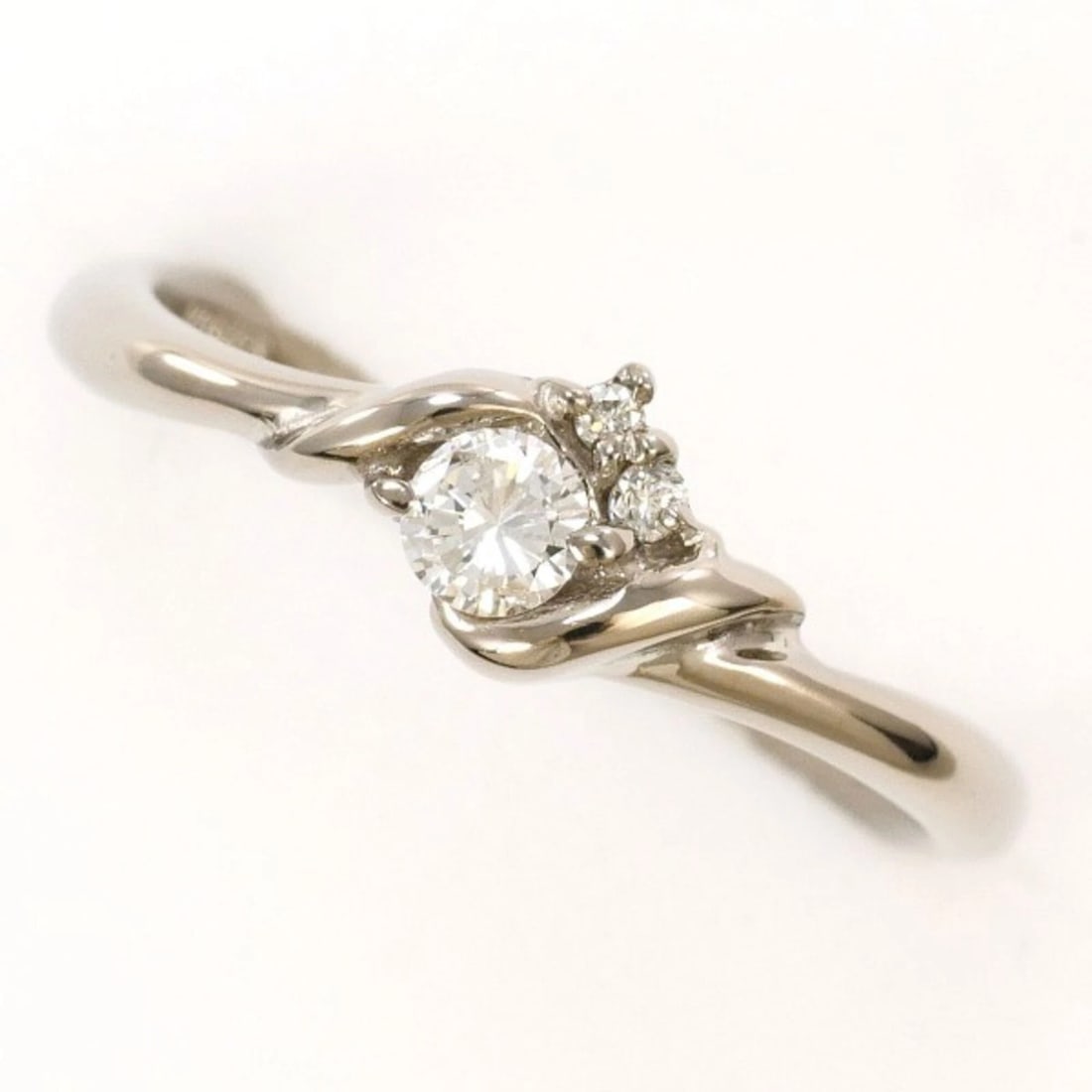 18K (18-KARAT WHITE GOLD) RING WITH A DIAMOND (1 of 3)