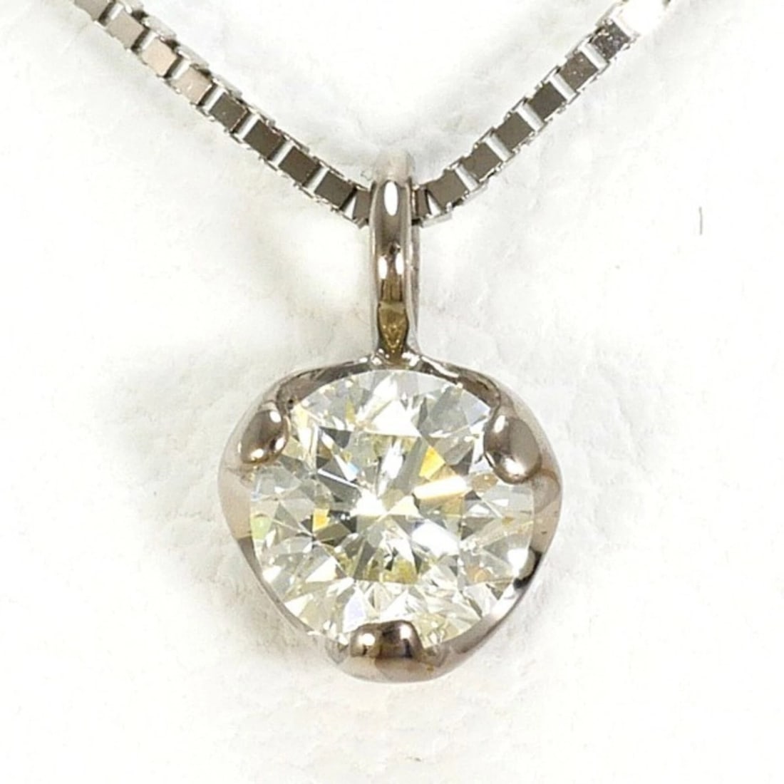 18K (18-KARAT WHITE GOLD) NECKLACE WITH A DIAMOND: 18K (18-karat white gold) necklace with a diamond Brand: Unbranded Type/Style: Necklace Material: White gold (18K), Main Stone Natural Color: White gold Size: Length: 40cm Accessories: None