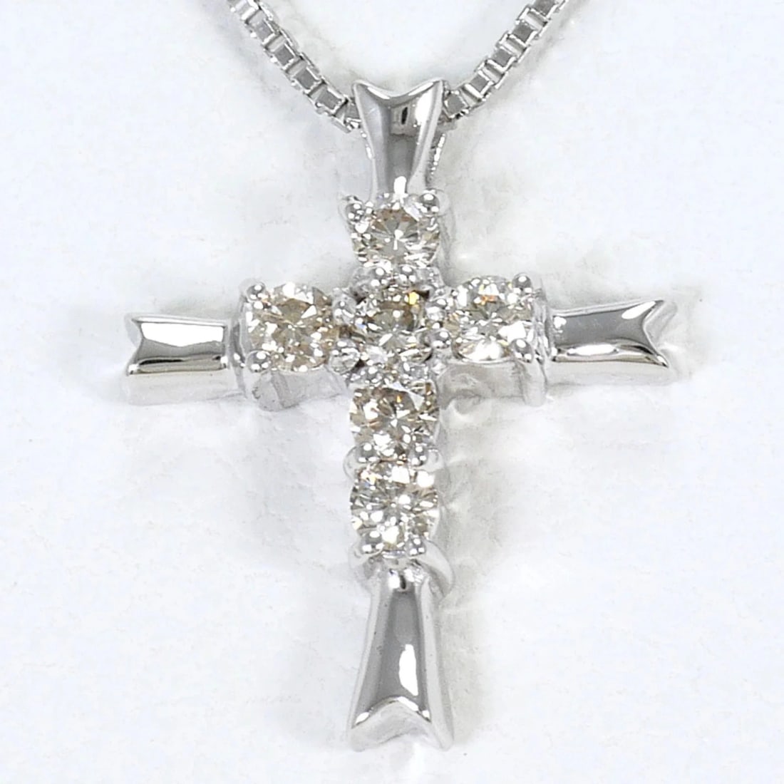 18K (18-KARAT WHITE GOLD) NECKLACE WITH DIAMOND: 18K (18-karat white gold) necklace with diamond Brand: Unbranded Type/Style: Necklace Material: White gold (18K), Main Stone Natural Color: White gold Size: Length: 40cm Accessories: None