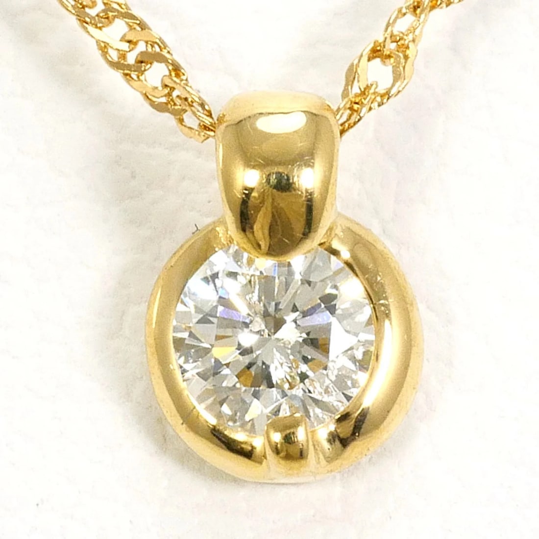 18K (18-KARAT) YELLOW GOLD NECKLACE WITH DIAMOND: 18K (18-karat) Yellow Gold Necklace with Diamond Brand: Unbranded Type/Style: Necklace Material: Yellow gold (18K), Main Stone Natural Color: Yellow gold Size: Length: 45cm Accessories: None <
