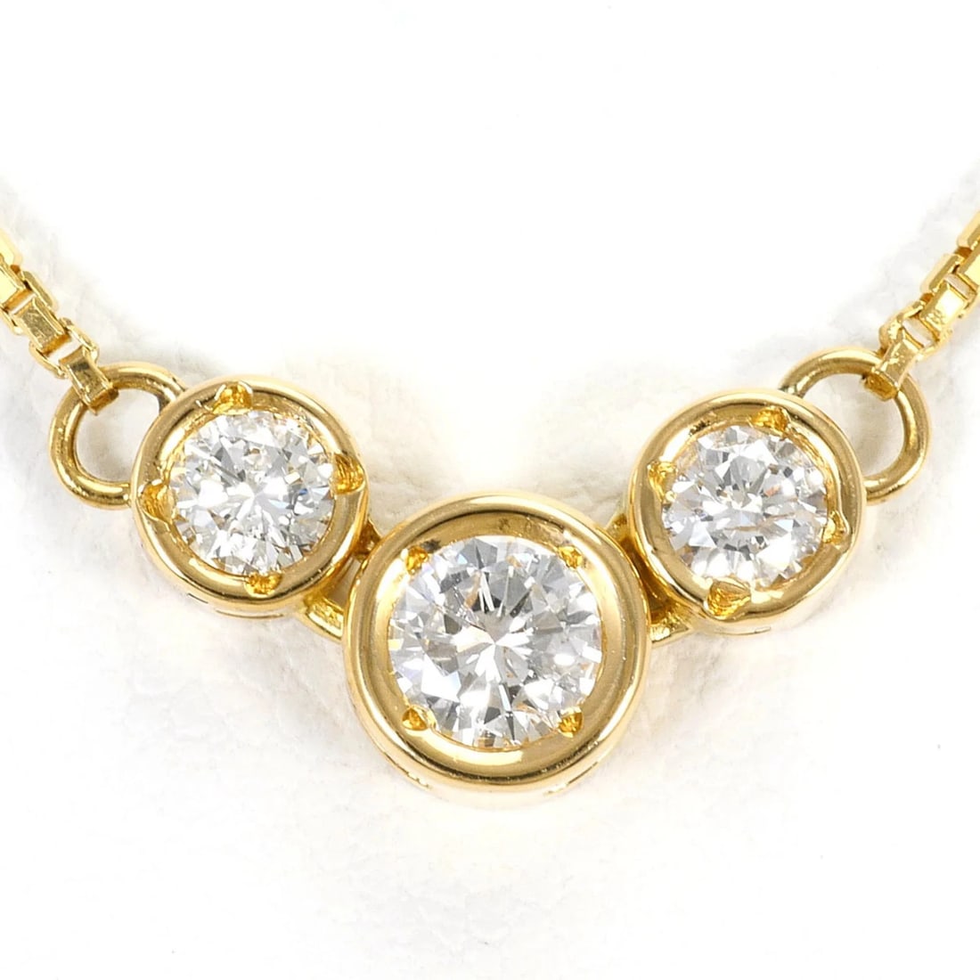 18K (18-KARAT) YELLOW GOLD NECKLACE WITH DIAMOND: 18K (18-karat) Yellow Gold Necklace with Diamond Brand: Unbranded Type/Style: Necklace Material: Yellow gold (18K), Main Stone Natural Color: Yellow gold Size: Length: 40cm Accessories: None <