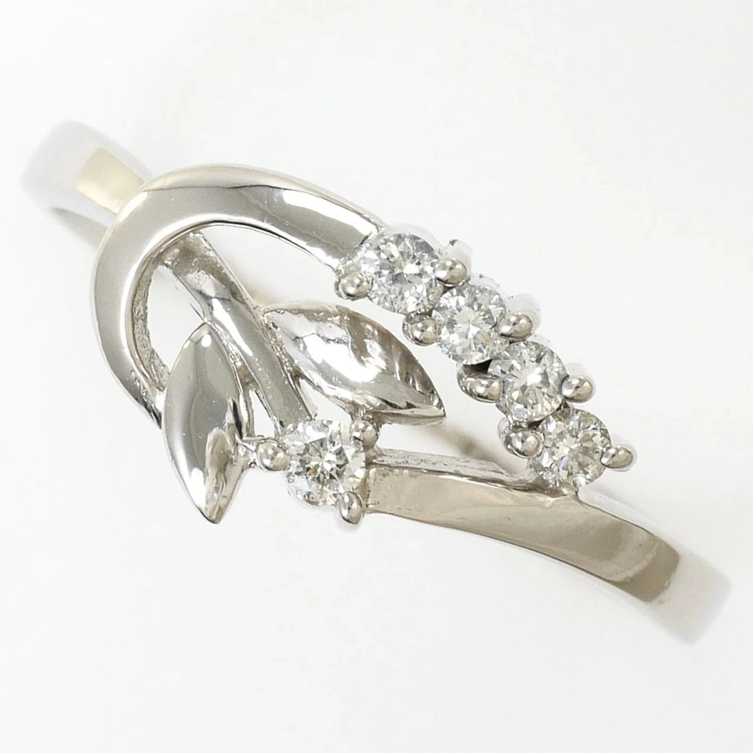 PT900 PLATINUM RING, DIAMOND: PT900 Platinum Ring, Diamond Brand: Unbranded Type/Style: Band ring Material: Platinum 900, Main Stone Natural Color: Platinum Size: US 4.5 Accessories: None Accessories Notice: When purch