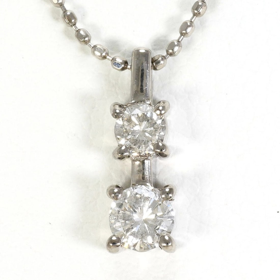18K (18-KARAT WHITE GOLD) NECKLACE WITH DIAMOND: 18K (18-karat white gold) necklace with diamond Brand: Unbranded Type/Style: Necklace Material: White gold (18K), Main Stone Natural Color: White gold Size: Length: 42cm Accessories: None