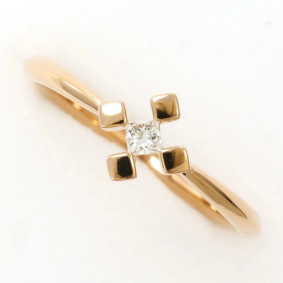 18K (18-KARAT) PINK GOLD RING WITH DIAMOND: 18K (18-karat) Pink Gold Ring with Diamond Brand: Unbranded Type/Style: Band ring Material: Pink gold (18K), Main Stone Natural Color: Pink gold Size: US 4 Accessories: None Accessories No