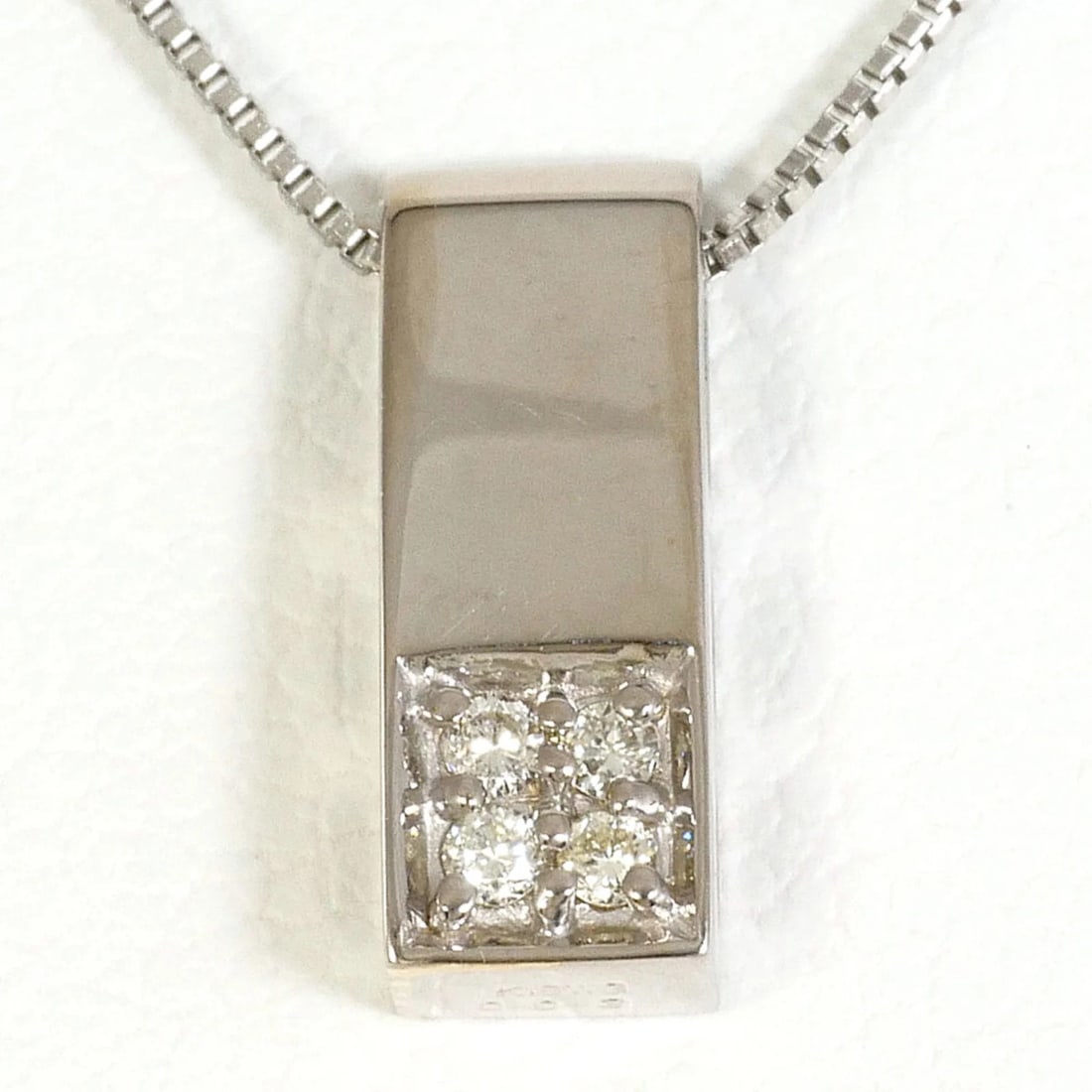 18K (18-KARAT WHITE GOLD) NECKLACE WITH A DIAMOND: 18K (18-karat white gold) necklace with a diamond Brand: Unbranded Type/Style: Necklace Material: White gold (18K), Main Stone Natural Color: White gold Size: Length: 39cm Accessories: None
