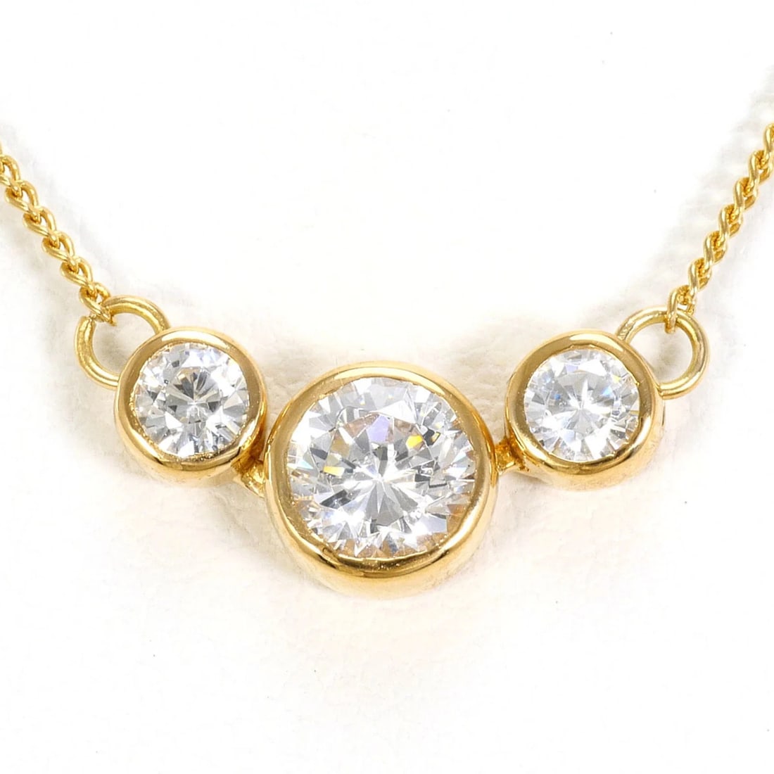 18K (18-KARAT) YELLOW GOLD NECKLACE WITH ZIRCONIA: 18K (18-karat) Yellow Gold Necklace with Zirconia Brand: Unbranded Type/Style: Necklace Material: Yellow gold (18K), Main Stone Natural Color: Yellow gold Size: Length: 42cm Accessories: None