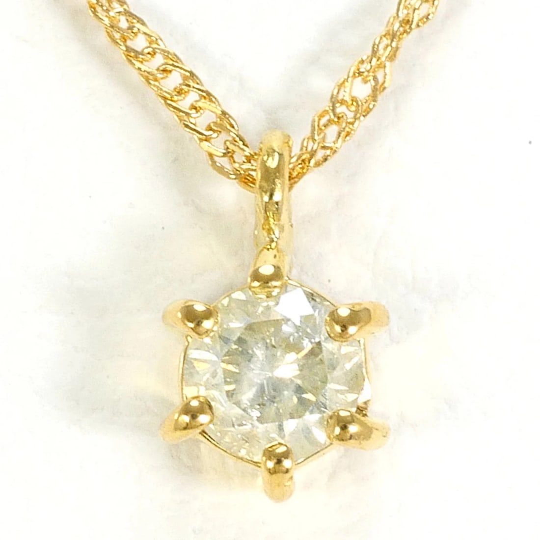 18K (18-KARAT) YELLOW GOLD NECKLACE WITH DIAMOND: 18K (18-karat) Yellow Gold Necklace with Diamond Brand: Unbranded Type/Style: Necklace Material: Yellow gold (18K), Main Stone Natural Color: Yellow gold Size: Length: 42cm Accessories: None <