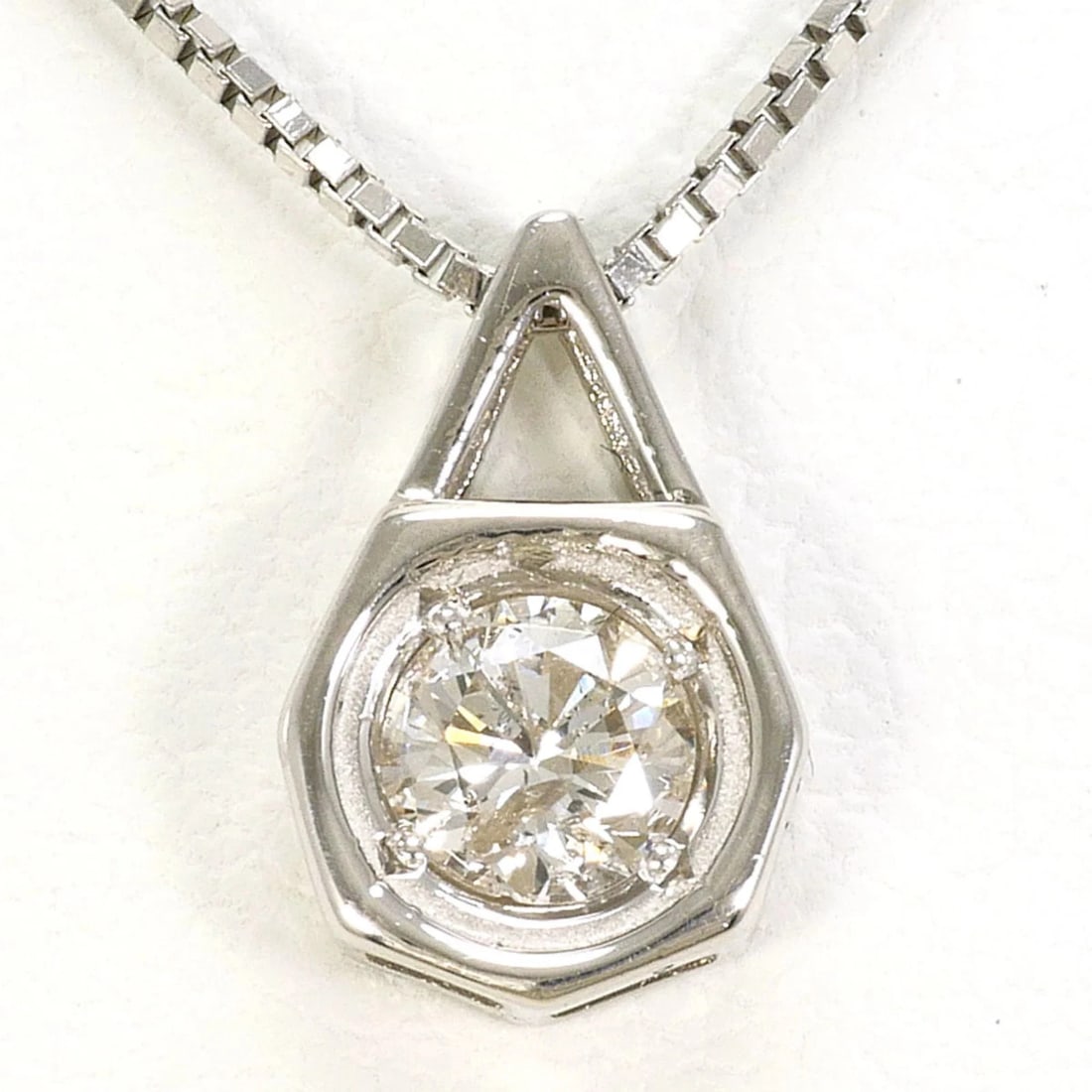 PT850 PLATINUM NECKLACE WITH DIAMOND: PT850 Platinum Necklace with Diamond Brand: Unbranded Type/Style: Necklace Material: Platinum 850, Main Stone Natural Color: Platinum Size: Length: 40cm Accessories: None Accessories Notic