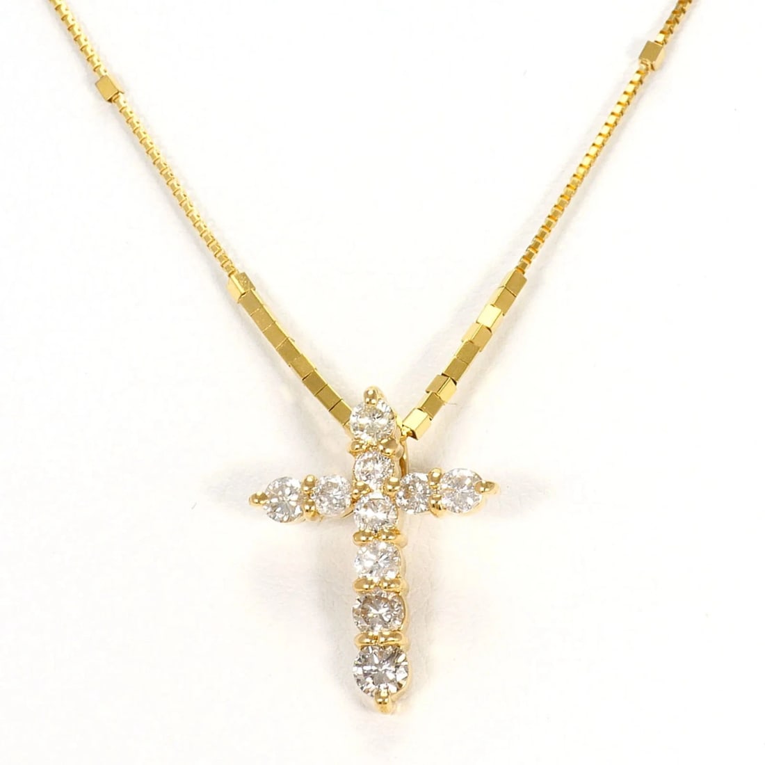 18K (18-KARAT) YELLOW GOLD NECKLACE WITH DIAMOND: 18K (18-karat) Yellow Gold Necklace with Diamond Brand: Unbranded Type/Style: Necklace Material: Yellow gold (18K), Main Stone Natural Color: Yellow gold Size: Length: 39cm Accessories: None <