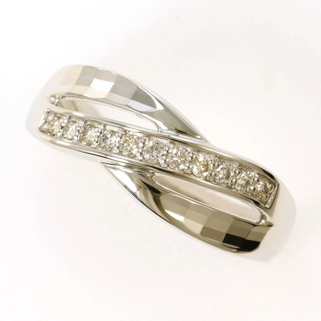 PT900 PLATINUM RING WITH DIAMOND: PT900 Platinum Ring with Diamond Brand: Unbranded Type/Style: Band ring Material: Platinum 900, Main Stone Natural Color: Platinum Size: US 6 Accessories: None Accessories Notice: When purchasing