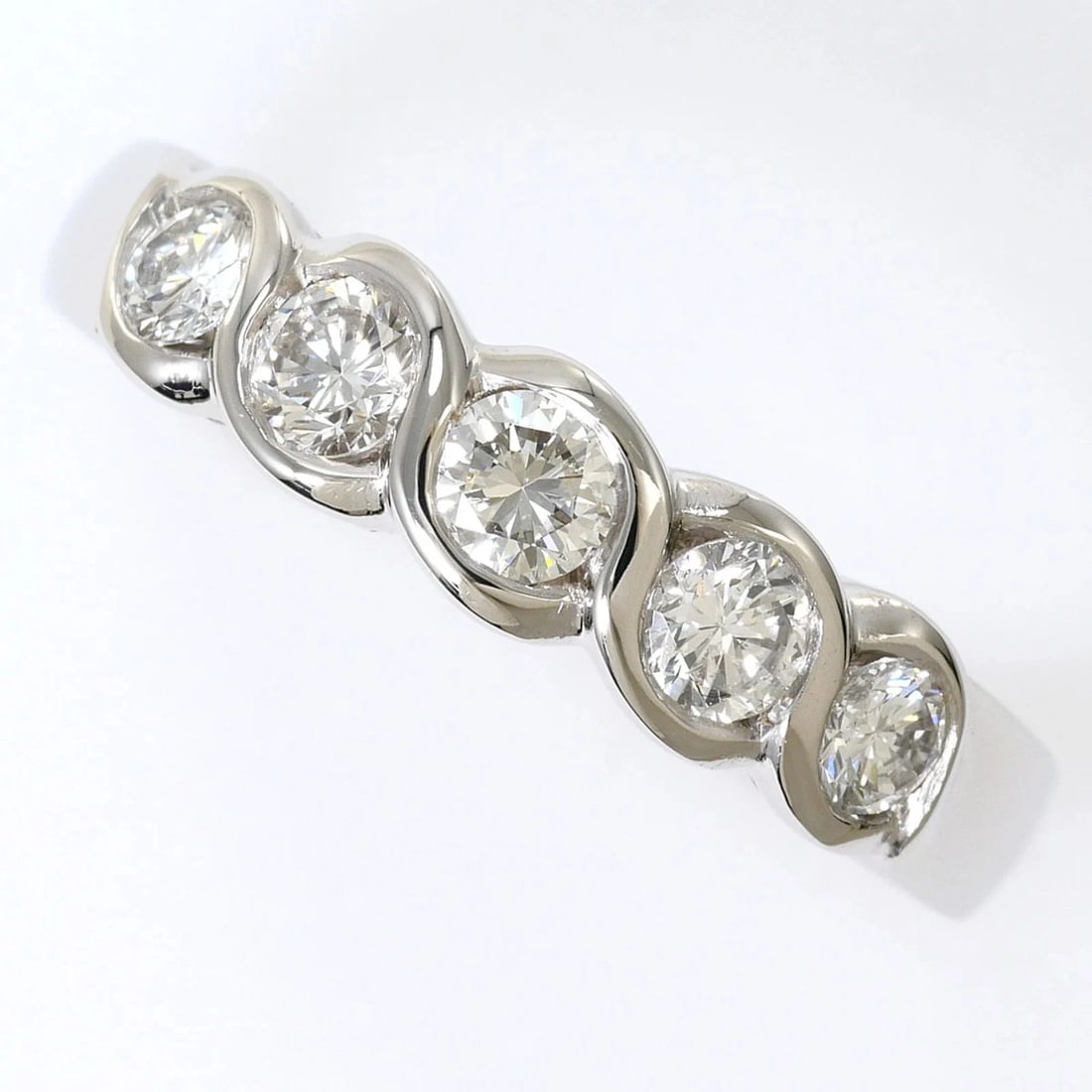 PT900 PLATINUM RING, DIAMOND: PT900 Platinum Ring, Diamond Brand: Unbranded Type/Style: Band ring Material: Platinum 900, Main Stone Natural Color: Platinum Size: US 6 Accessories: None Accessories Notice: When purchasing