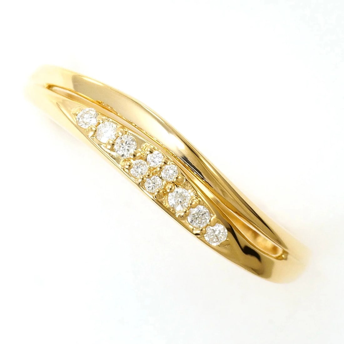 18K (18-KARAT) YELLOW GOLD RING WITH DIAMOND: 18K (18-karat) yellow gold ring with diamond Brand: Unbranded Type/Style: Band ring Material: Yellow gold (18K), Main Stone Natural Color: Yellow gold Size: US 6 Accessories: None Accessor