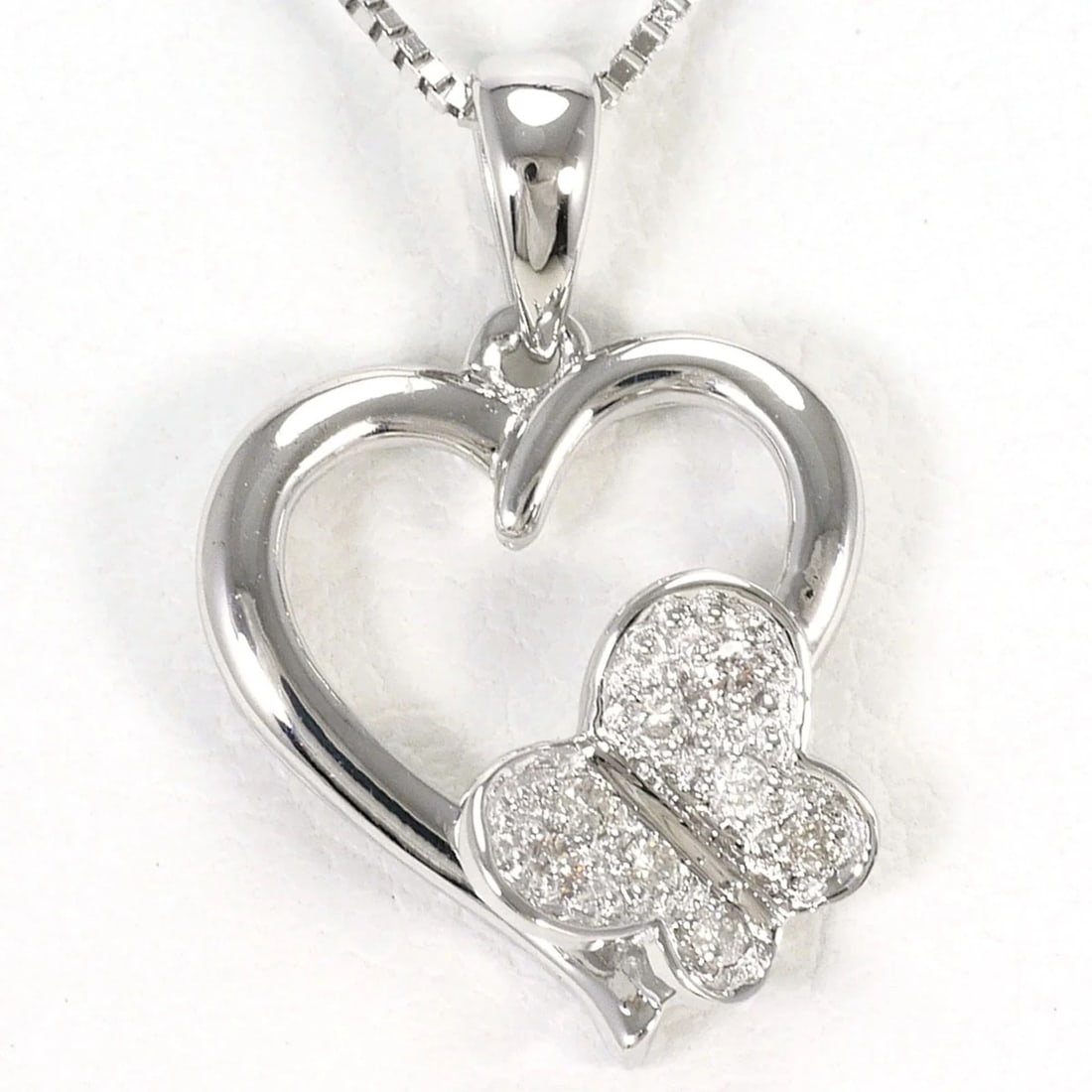 18K (18-KARAT WHITE GOLD) NECKLACE WITH DIAMOND: 18K (18-karat white gold) necklace with diamond Brand: Unbranded Type/Style: Necklace Material: White gold (18K), Main Stone Natural Color: White gold Size: Length: 40cm Accessories: None