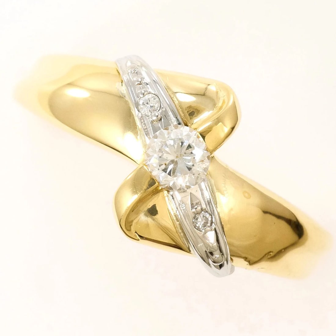 PT900 PLATINUM 18K YELLOW GOLD RING WITH DIAMONDS: PT900 Platinum 18K Yellow Gold Ring with Diamonds Brand: Unbranded Type/Style: Band ring Material: Platinum 900, Yellow gold (18K), Main Stone Natural Color: Platinum, Yellow gold Size: US 6 Acces
