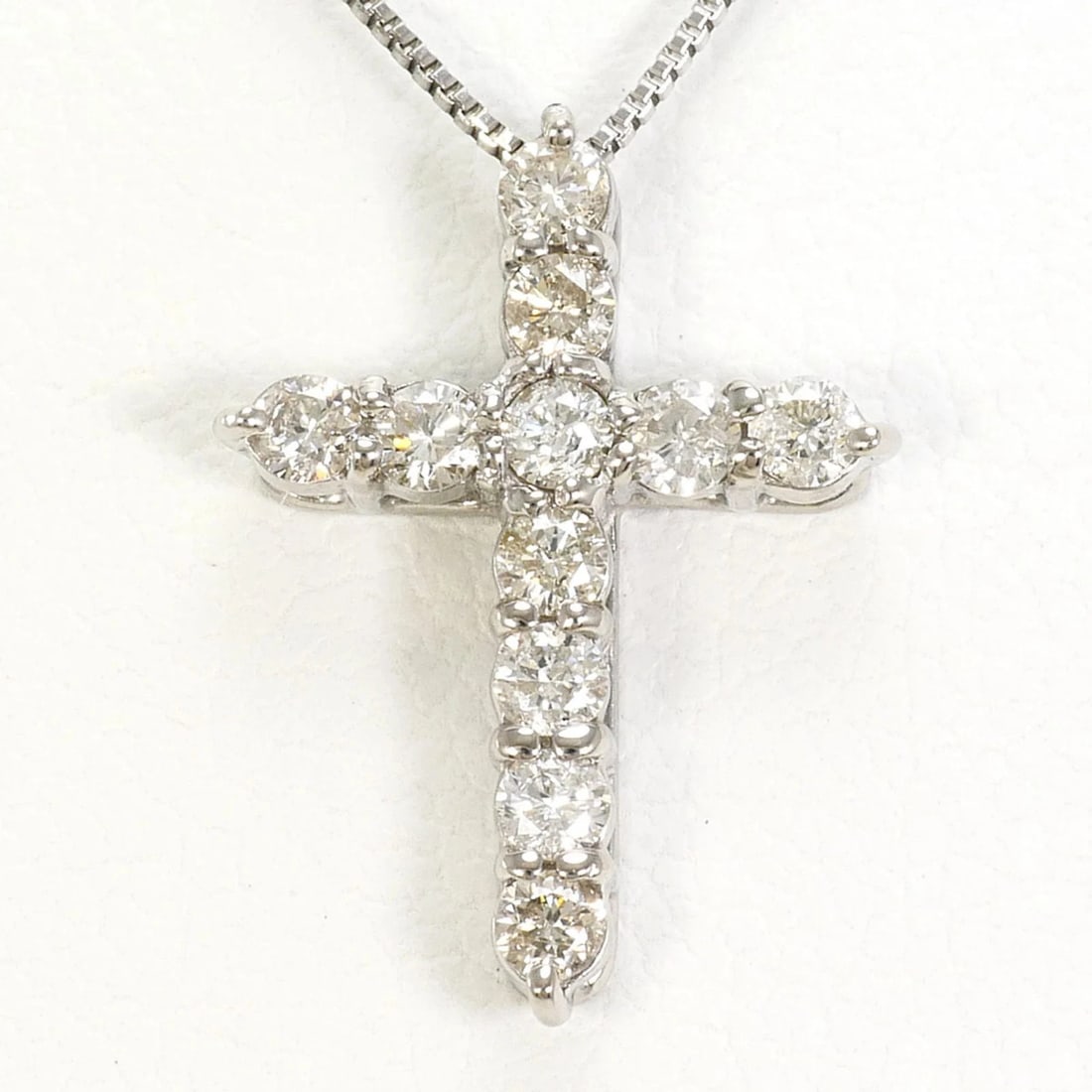 18K (18-KARAT WHITE GOLD) NECKLACE WITH DIAMOND: 18K (18-karat white gold) necklace with diamond Brand: Unbranded Type/Style: Necklace Material: White gold (18K), Main Stone Natural Color: White gold Size: Length: 40cm Accessories: None