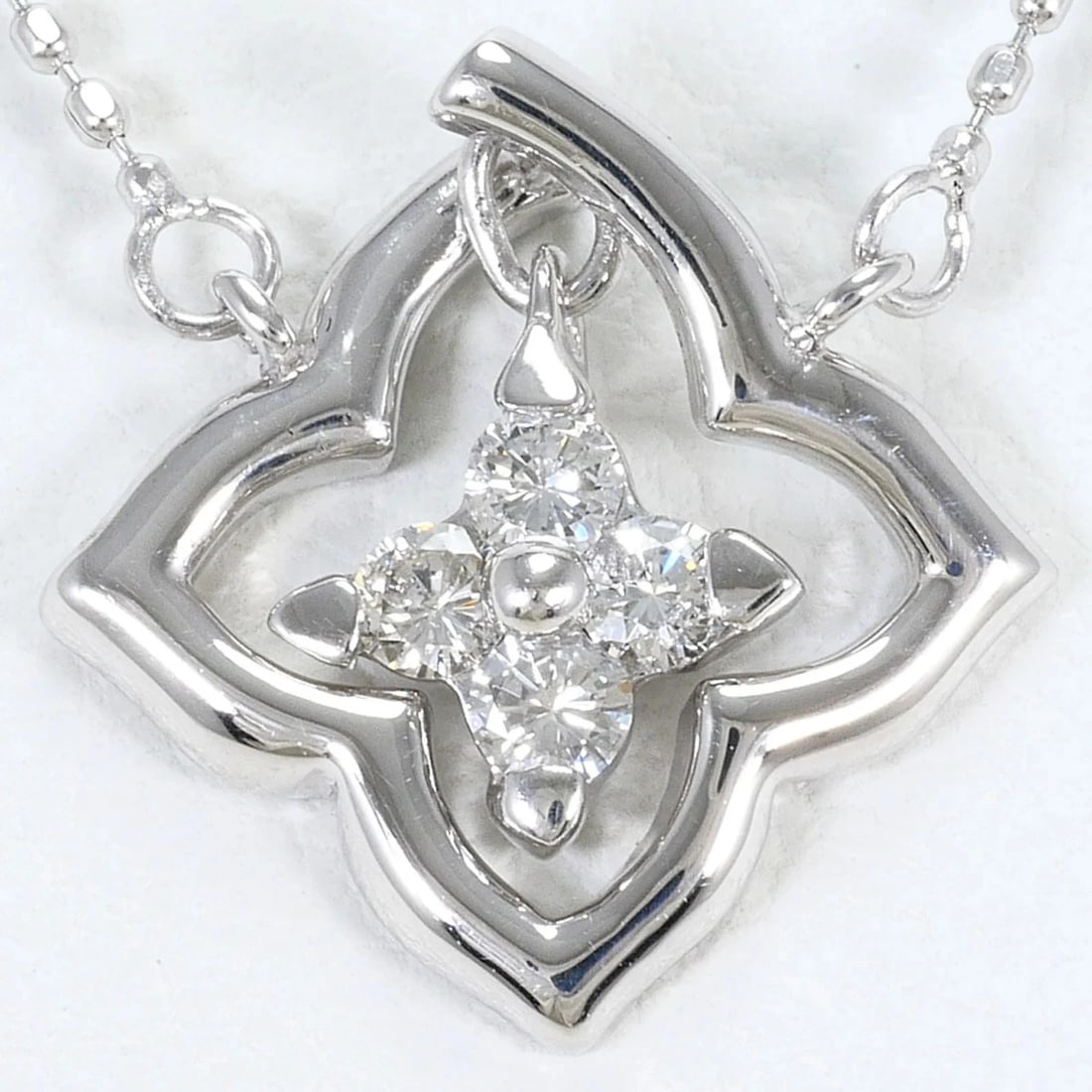 18K (18-KARAT WHITE GOLD) NECKLACE WITH DIAMOND: 18K (18-karat white gold) necklace with diamond Brand: Unbranded Type/Style: Necklace Material: White gold (18K), Main Stone Natural Color: White gold Size: Length: 42cm Accessories: None