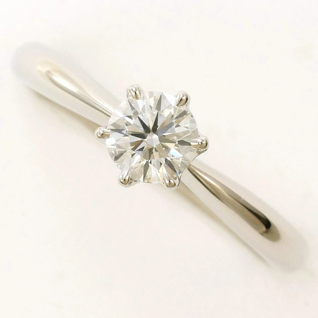 PT900 PLATINUM RING WITH DIAMOND: PT900 Platinum Ring with Diamond Brand: Unbranded Type/Style: Band ring Material: Platinum 900, Main Stone Natural Color: Platinum Size: US 5 Accessories: None Accessories Notice: When pur