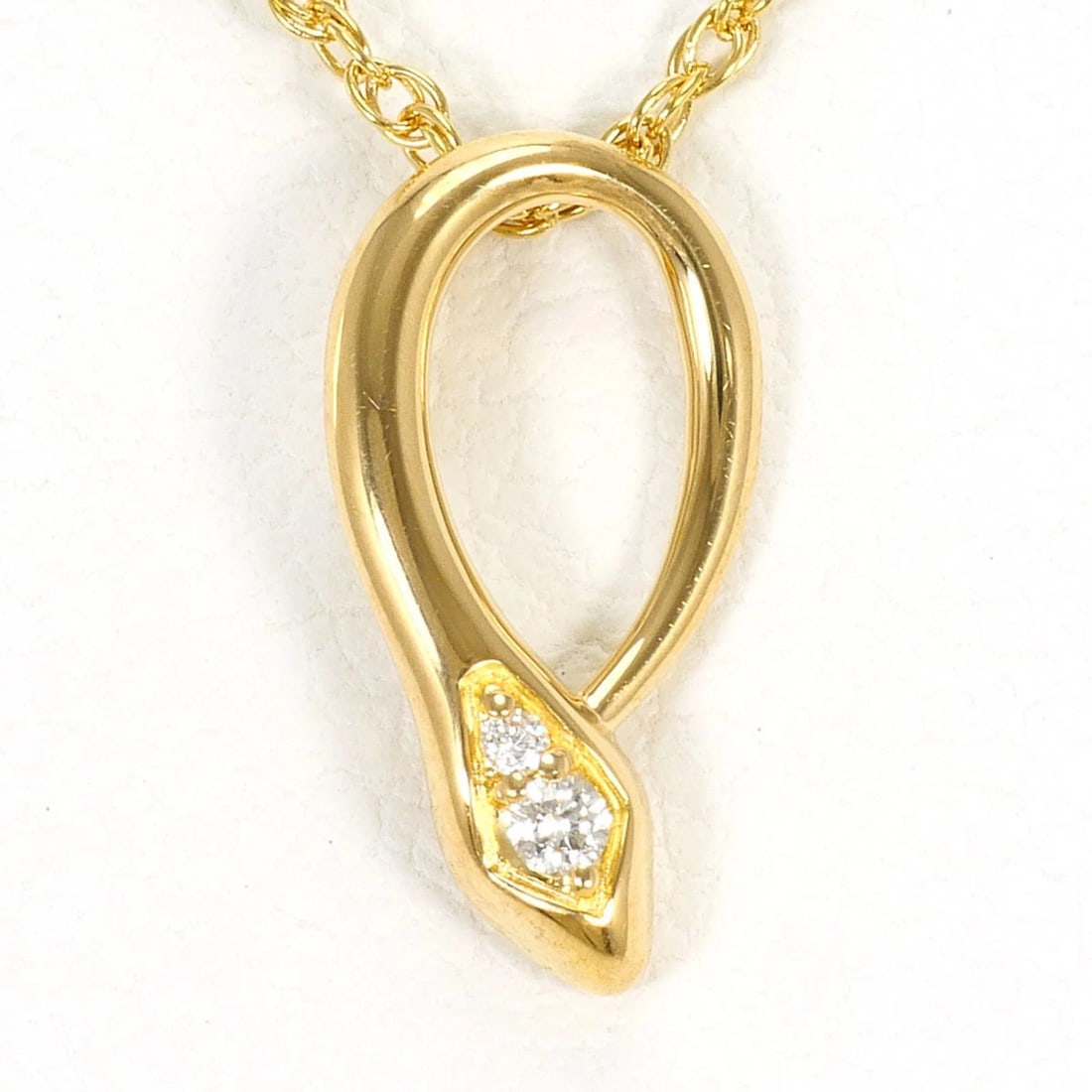 18K (18-KARAT) YELLOW GOLD NECKLACE WITH DIAMOND: 18K (18-karat) yellow gold necklace with diamond Brand: Unbranded Type/Style: Necklace Material: Yellow gold (18K), Main Stone Natural Color: Yellow gold Size: Length: 41cm Accessories: None <