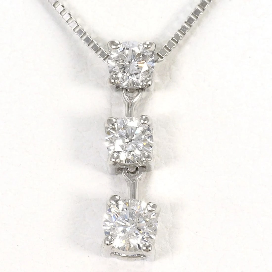 K14 14K WG WHITE GOLD NECKLACE WITH DIAMOND: K14 14K WG White Gold Necklace with Diamond Brand: Unbranded Type/Style: Necklace Material: White gold (14K), Main Stone Natural Color: White gold Size: Length: 40cm Accessories: None Acce