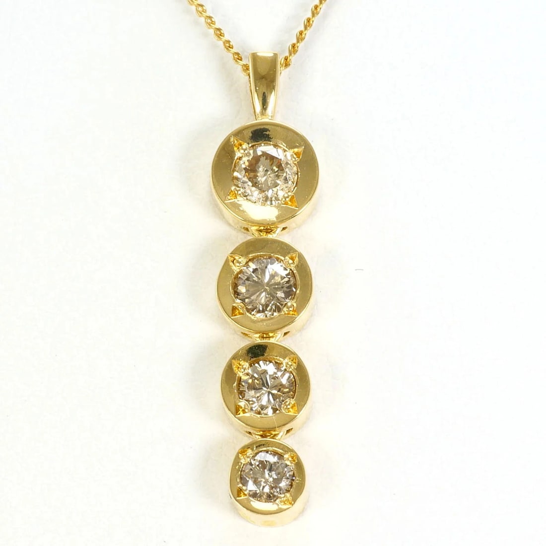 18K (18-KARAT) YELLOW GOLD NECKLACE WITH DIAMOND: 18K (18-karat) Yellow Gold Necklace with Diamond Brand: Unbranded Type/Style: Necklace Material: Yellow gold (18K), Main Stone Natural Color: Yellow gold Size: Length: 40cm Accessories: None <