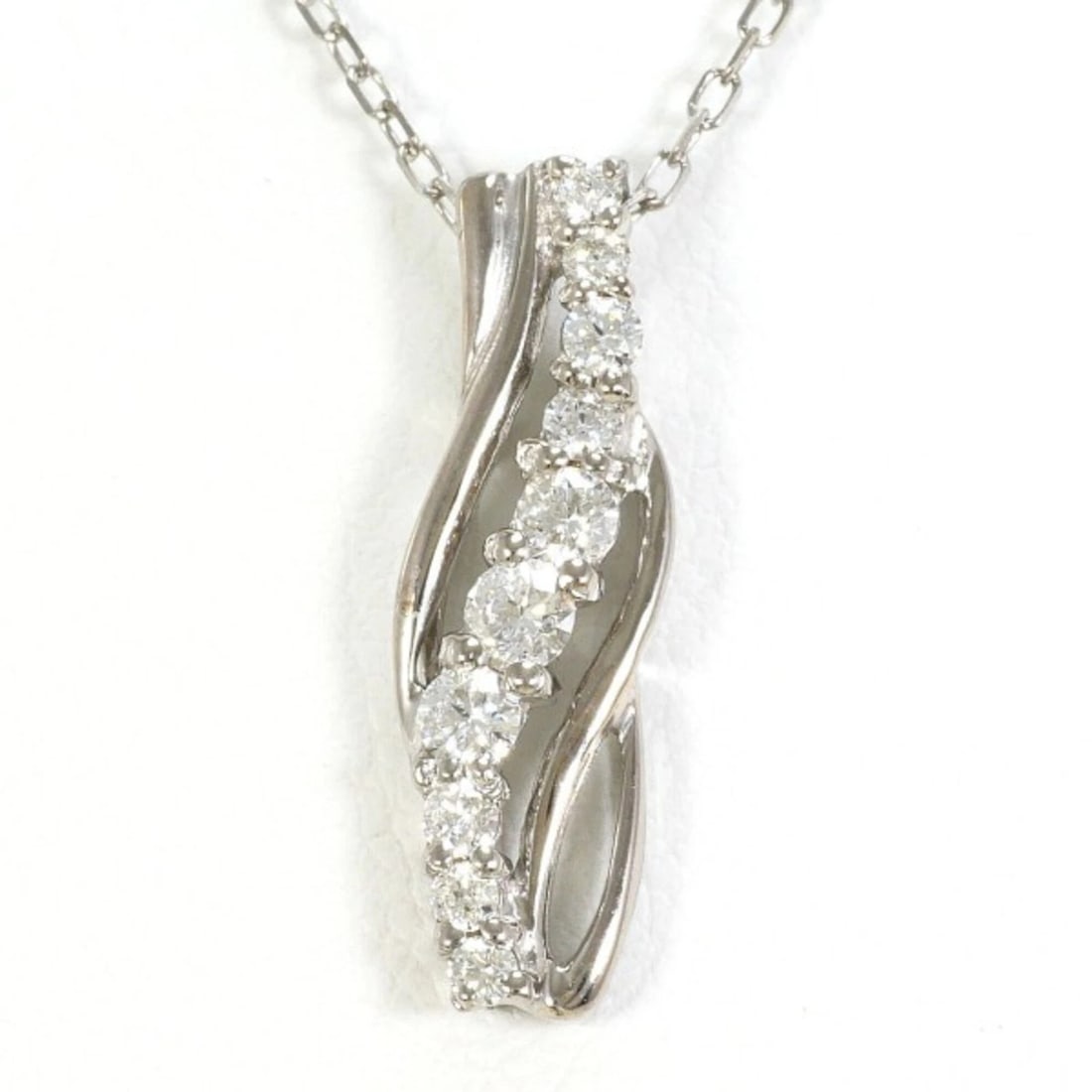 18K (18-KARAT WHITE GOLD) NECKLACE WITH A DIAMOND: 18K (18-karat white gold) necklace with a diamond Brand: Unbranded Type/Style: Necklace Material: White gold (18K), Main Stone Natural Color: White gold Size: Length: 45cm Accessories: None