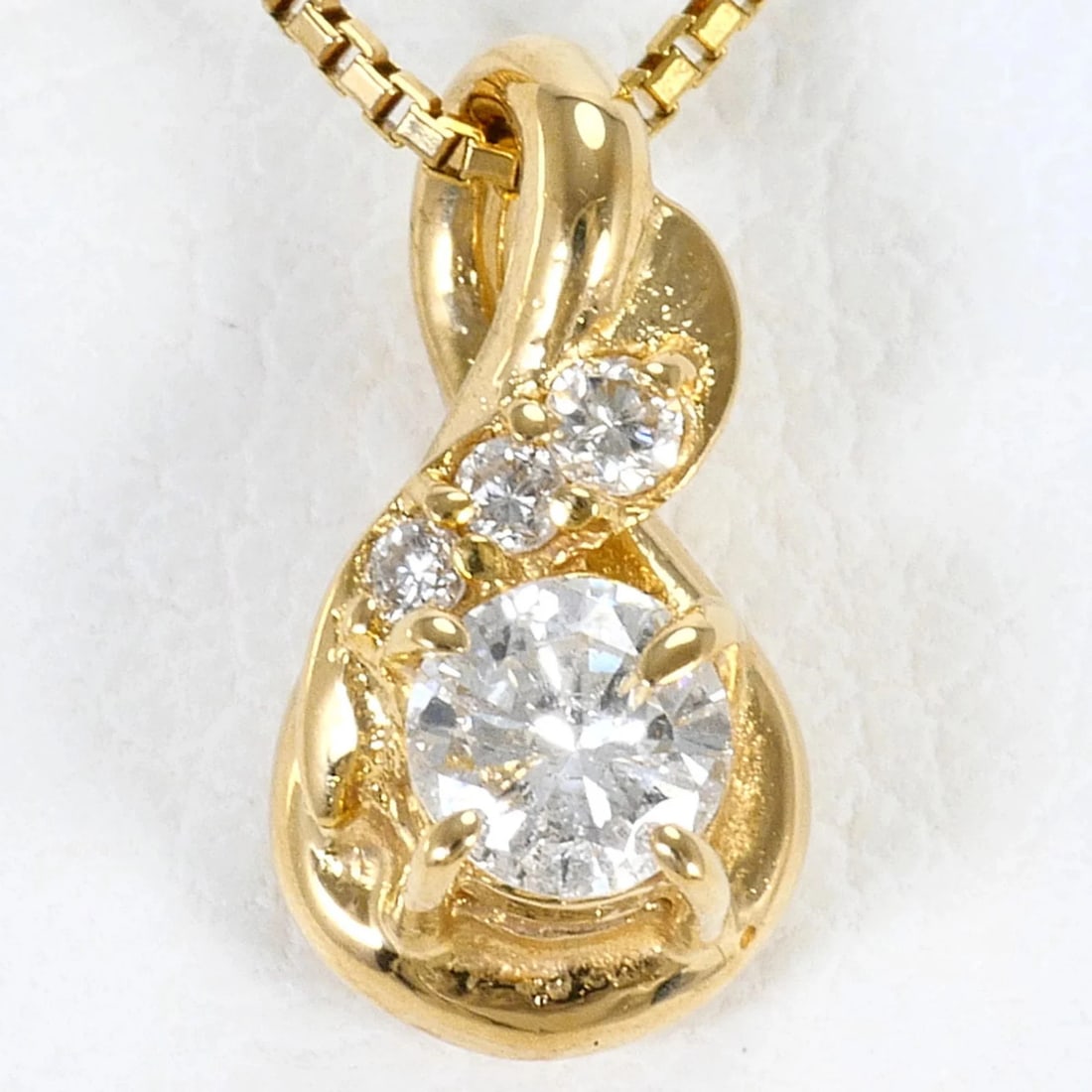 18K (18-KARAT) YELLOW GOLD NECKLACE WITH DIAMOND: 18K (18-karat) Yellow Gold Necklace with Diamond Brand: Unbranded Type/Style: Necklace Material: Yellow gold (18K), Main Stone Natural Color: Yellow gold Size: Length; 40cm Accessories: None <