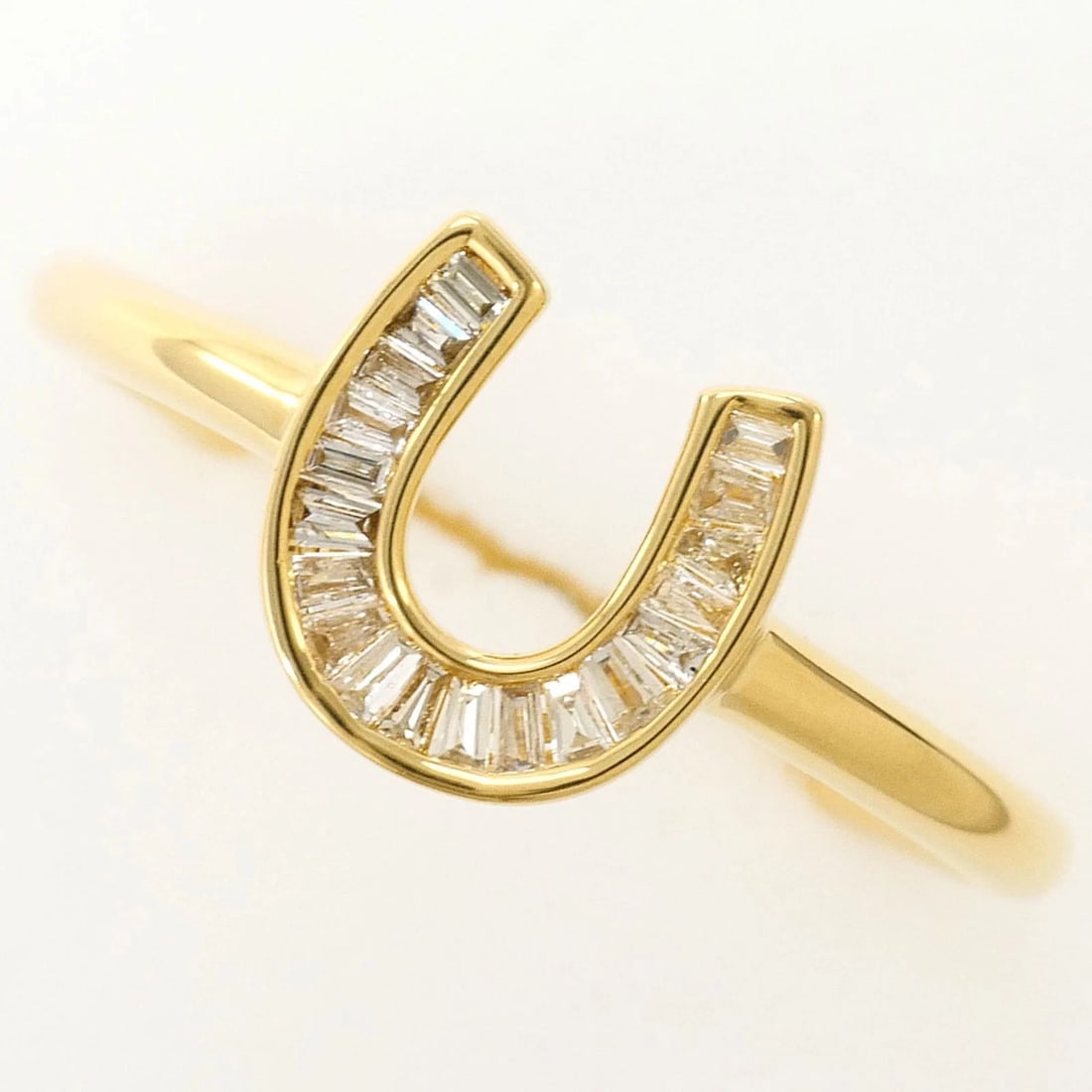 18K (18-KARAT) YELLOW GOLD RING WITH DIAMOND: 18K (18-karat) yellow gold ring with diamond Brand: Unbranded Type/Style: Band ring Material: Yellow gold (18K), Main Stone Natural Color: Yellow gold Size: US 6.5 Accessories: None Access