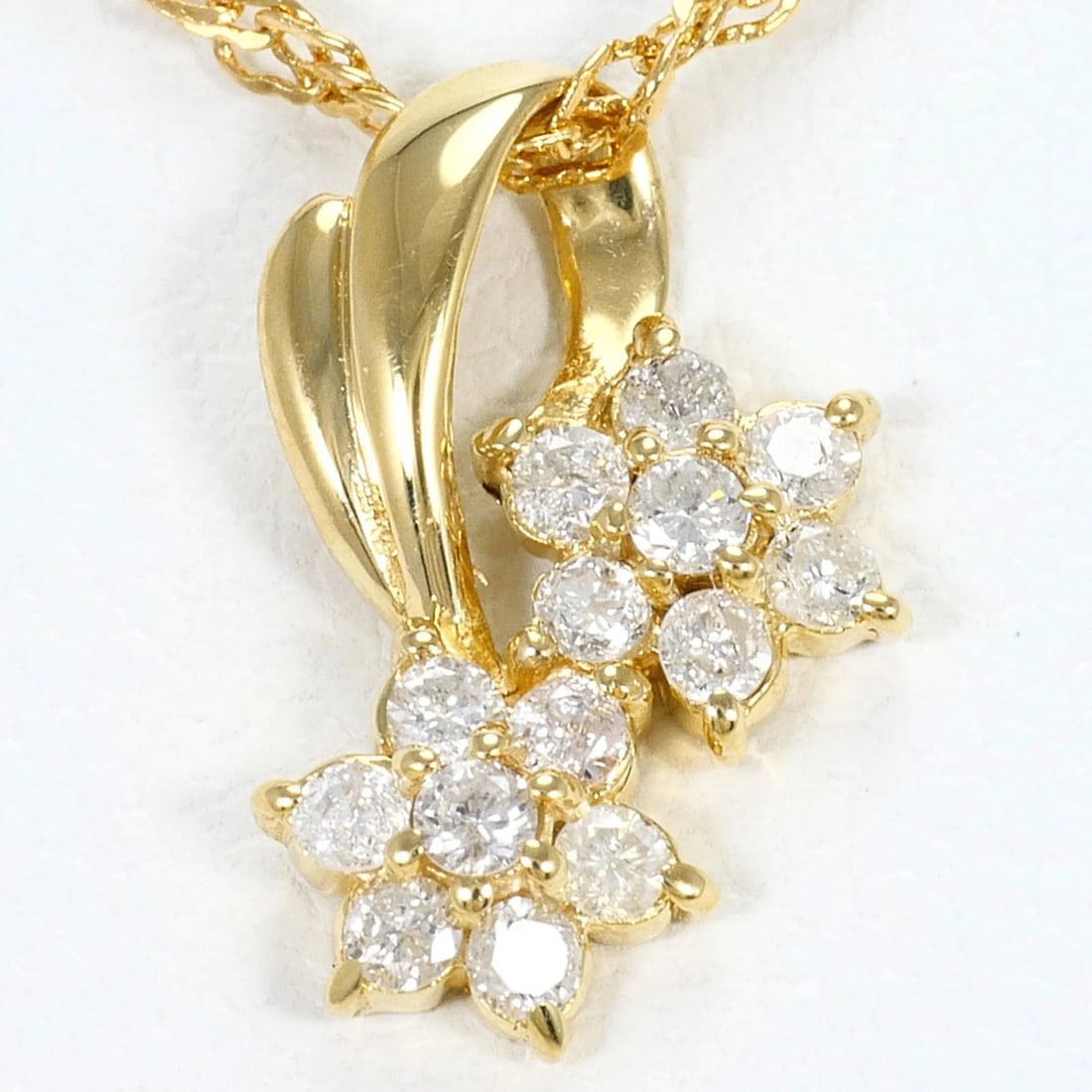 18K (18-KARAT) YELLOW GOLD NECKLACE WITH DIAMOND: 18K (18-karat) yellow gold necklace with diamond Brand: Unbranded Type/Style: Necklace Material: Yellow gold (18K), Main Stone Natural Color: Yellow gold Size: Lemgth: 40cm Accessories: None <