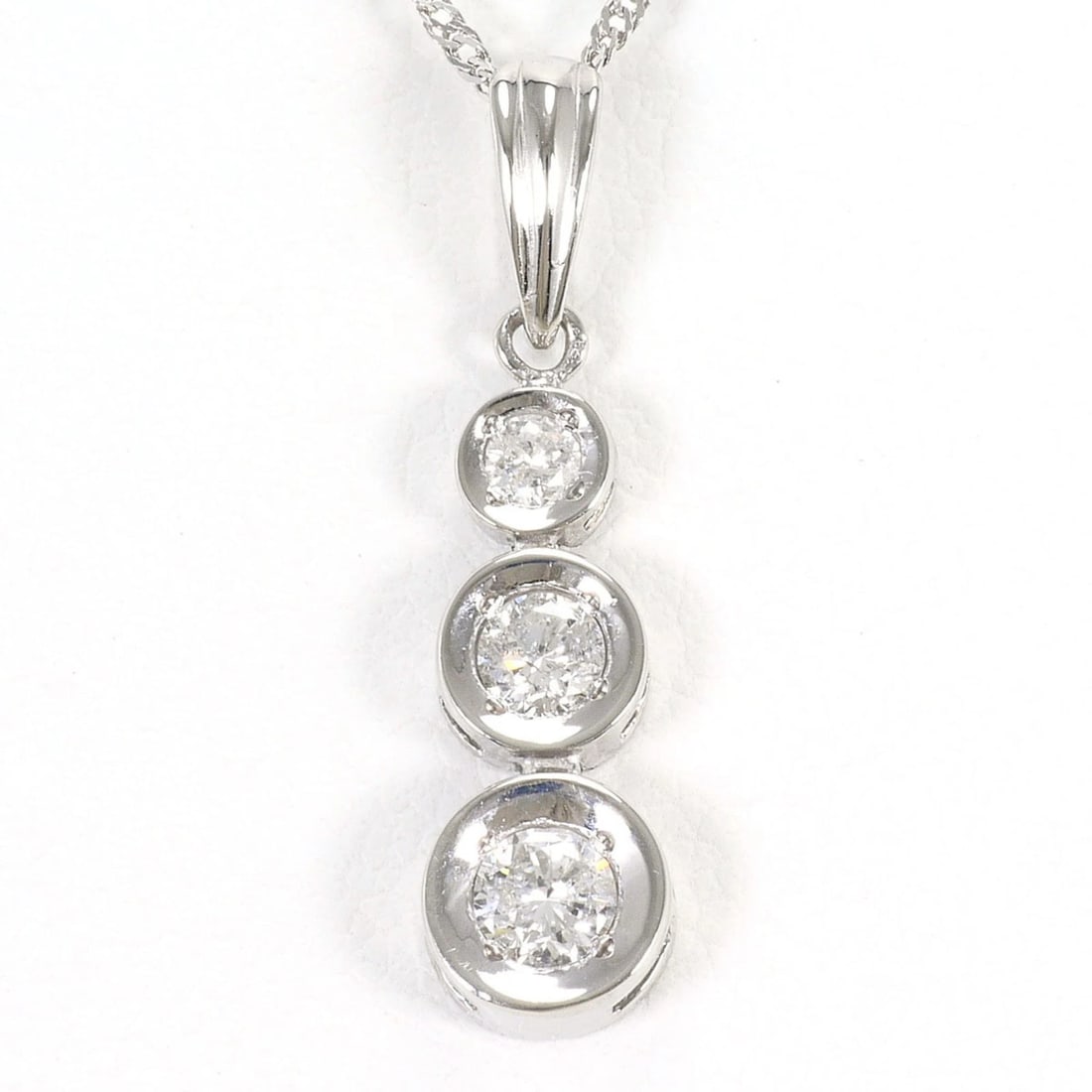 PT900 PLATINUM / PT850 NECKLACE WITH DIAMOND: PT900 Platinum / PT850 Necklace with Diamond Brand: Unbranded Type/Style: Necklace Material: Platinum 850, Platinum 900, Main Stone Natural Color: Platinum Size: Length: 40cm Accessories: None