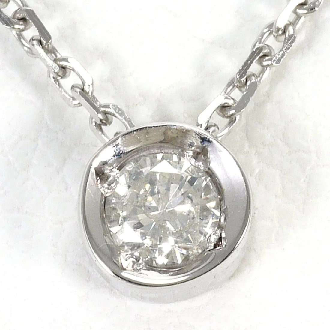 18K (18-KARAT WHITE GOLD) NECKLACE WITH DIAMOND: 18K (18-karat white gold) necklace with diamond Brand: Unbranded Type/Style: Necklace Material: White gold (18K), Main Stone Natural Color: White gold Size: Length: 40cm Accessories: None