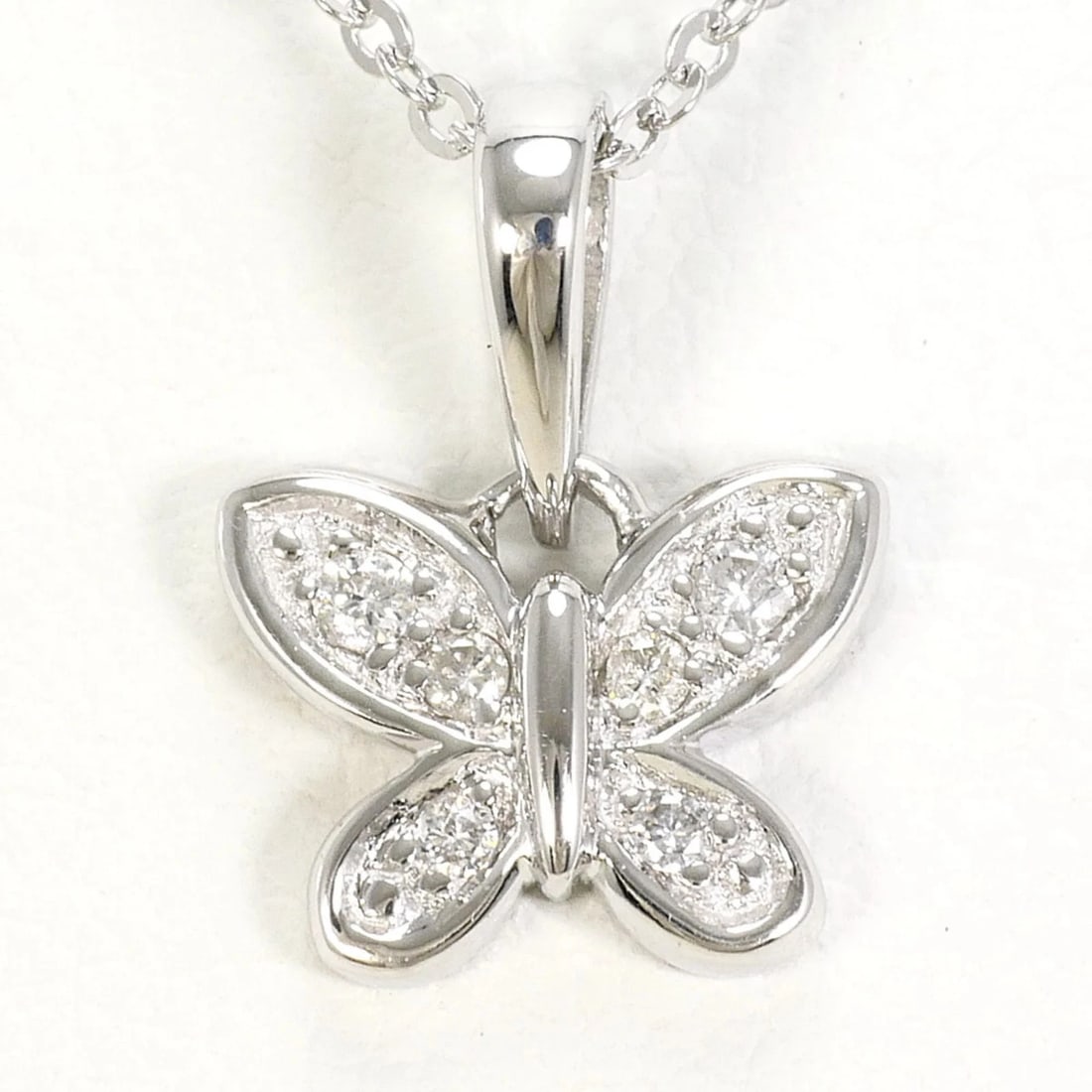18K (18-KARAT WHITE GOLD) NECKLACE WITH DIAMOND: 18K (18-karat white gold) necklace with diamond Brand: Unbranded Type/Style: Necklace Material: White gold (18K), Main Stone Natural Color: White gold Size: Length: 40cm Accessories: None