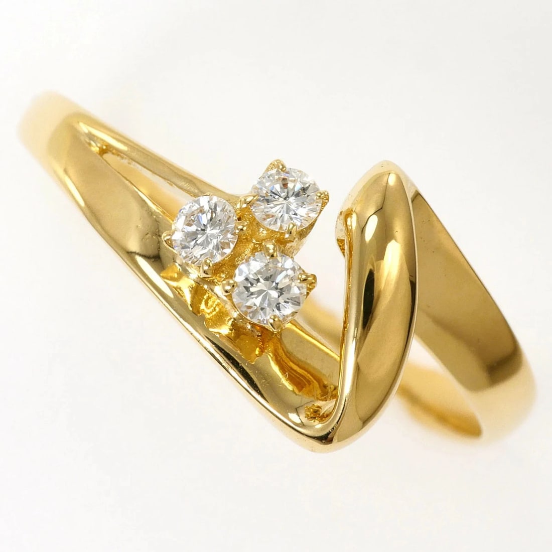 18K (18-KARAT) YELLOW GOLD RING WITH DIAMOND: 18K (18-karat) Yellow Gold Ring with Diamond Brand: Unbranded Type/Style: Band ring Material: Yellow gold (18K), Main Stone Natural Color: Yellow gold Size: US 6 Accessories: None Accessor
