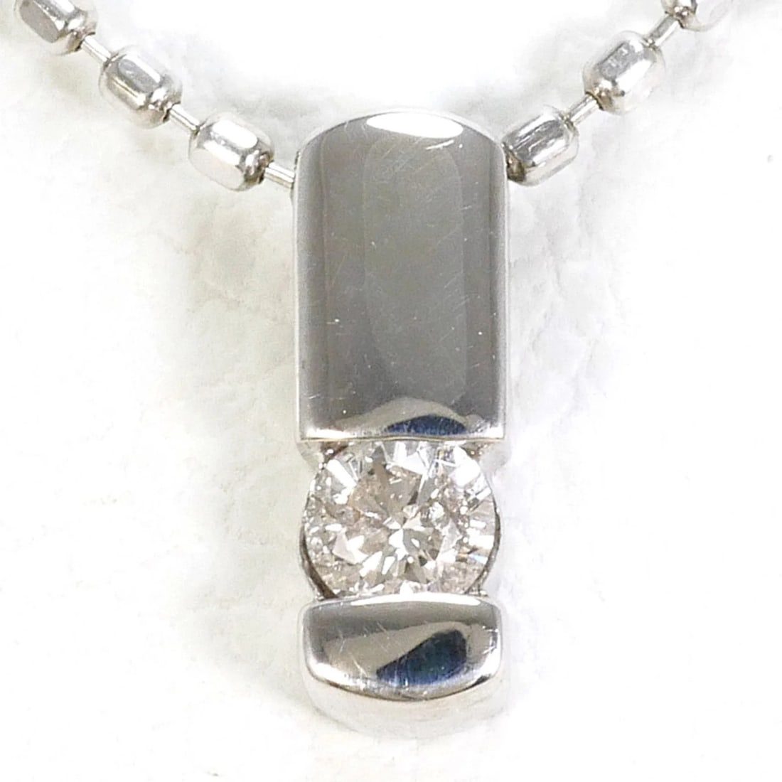 18K (18-KARAT WHITE GOLD) NECKLACE WITH A DIAMOND: 18K (18-karat white gold) necklace with a diamond Brand: Unbranded Type/Style: Necklace Material: White gold (18K), Main Stone Natural Color: White gold Size: length: 40cm Accessories: None