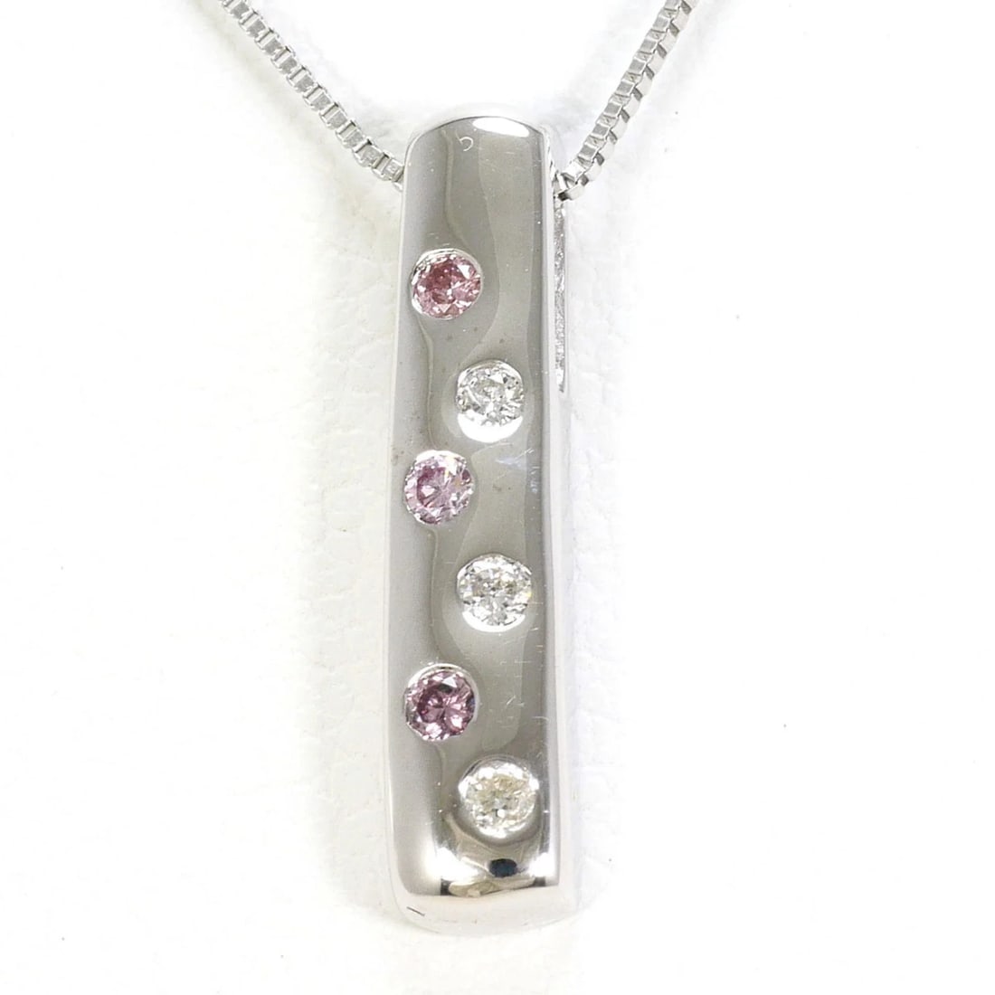 18K (18-KARAT WHITE GOLD) NECKLACE WITH PINK DIAMOND: 18K (18-karat white gold) necklace with pink diamond Brand: Unbranded Type/Style: Necklace Material: White gold (18K), Main Stone Natural Color: White gold Size: Length: 40cm Accessories: None