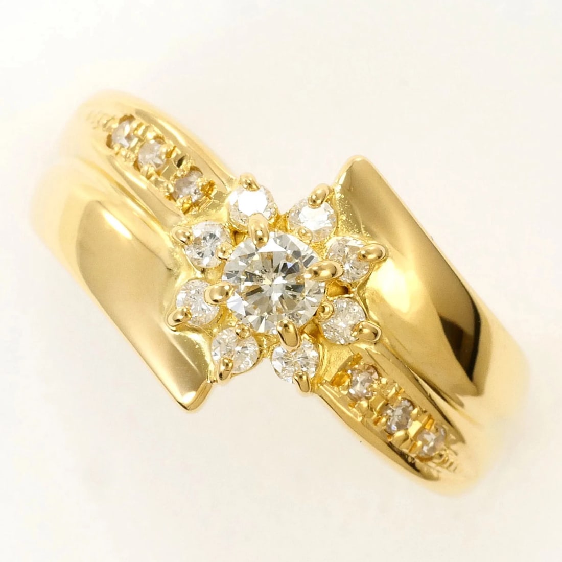 18K (18-KARAT) YELLOW GOLD RING WITH DIAMOND: 18K (18-karat) Yellow Gold Ring with Diamond Brand: Unbranded Type/Style: Band ring Material: Yellow gold (18K), Main Stone Natural Color: Yellow gold Size: Length: 4 Accessories: None Acc